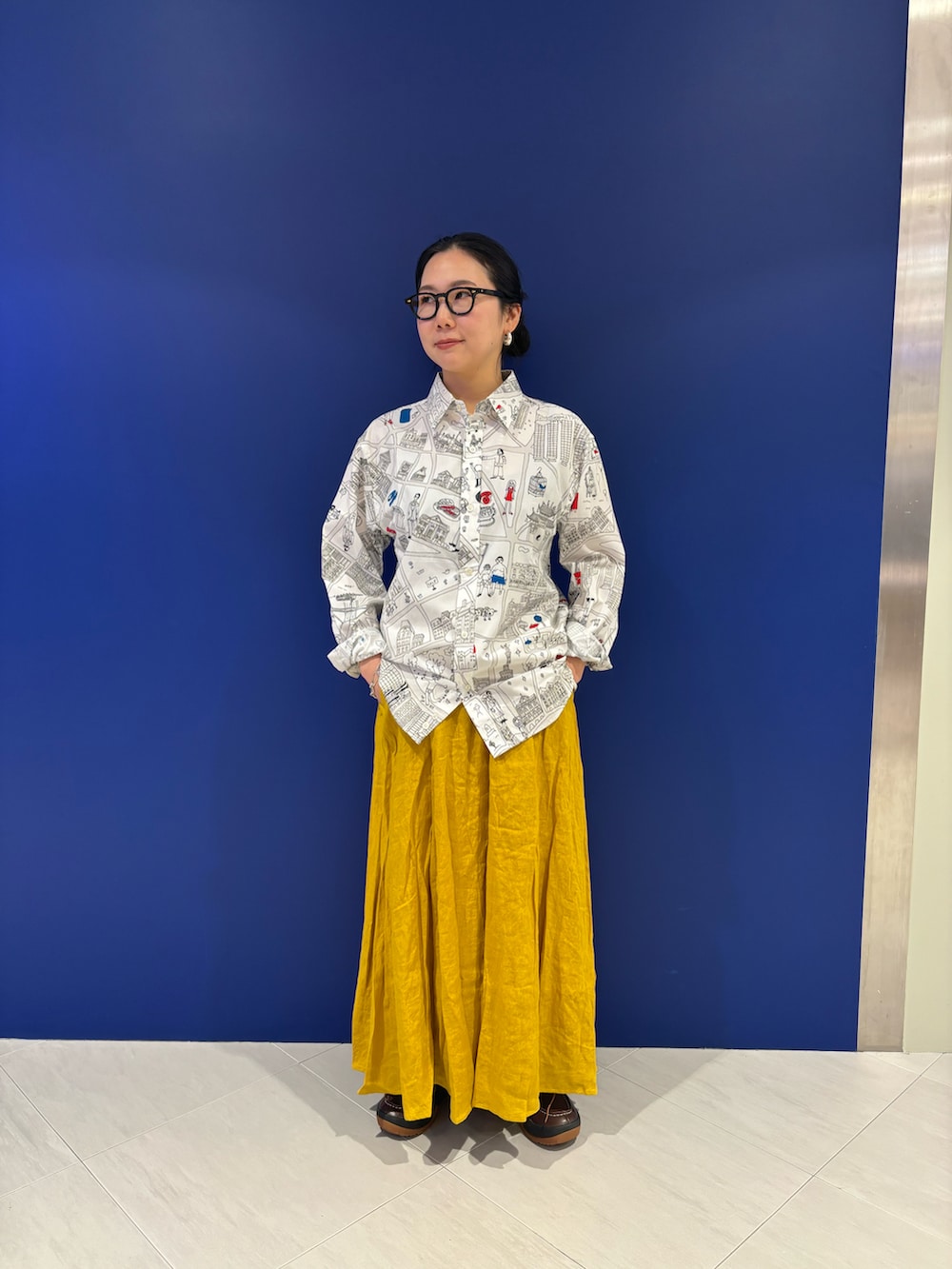 「イエロー、柄シャツ、BEAVER、大人カジュアル、ボヘミアンズ、春服、シャツスタイル、リネンスカート、春ファッション、BEAVER名古屋」｜「BOHEMIANSのBOHEMIANS/ボヘミアンズ　別注 BOHEMIANS CITY LOOSE SHIRTS ボヘミアンズシティールーズシャツ（シャツ/ブラウス、ベージュ系）」を使った、小林さん（レディース・155cm）の冬コーディネートの2枚目の写真