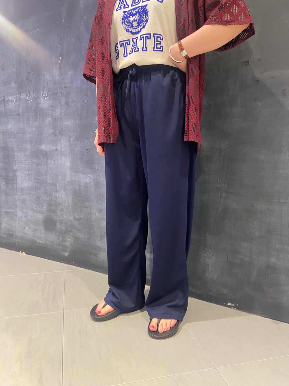 「シンプル、BEAVER、お出かけコーデ、サンダル、ストレートパンツ、シャツスタイル、春夏コーデ、半袖シャツ、ミクスタ、ウーフォス」｜「MANASTASHのMANASTASH/マナスタッシュ/ウィメンズドライパンツ/MANASTASH DRY PANTS（その他パンツ、ブルー系）」を使った、小林さん（レディース・155cm）の春コーディネートの3枚目の写真