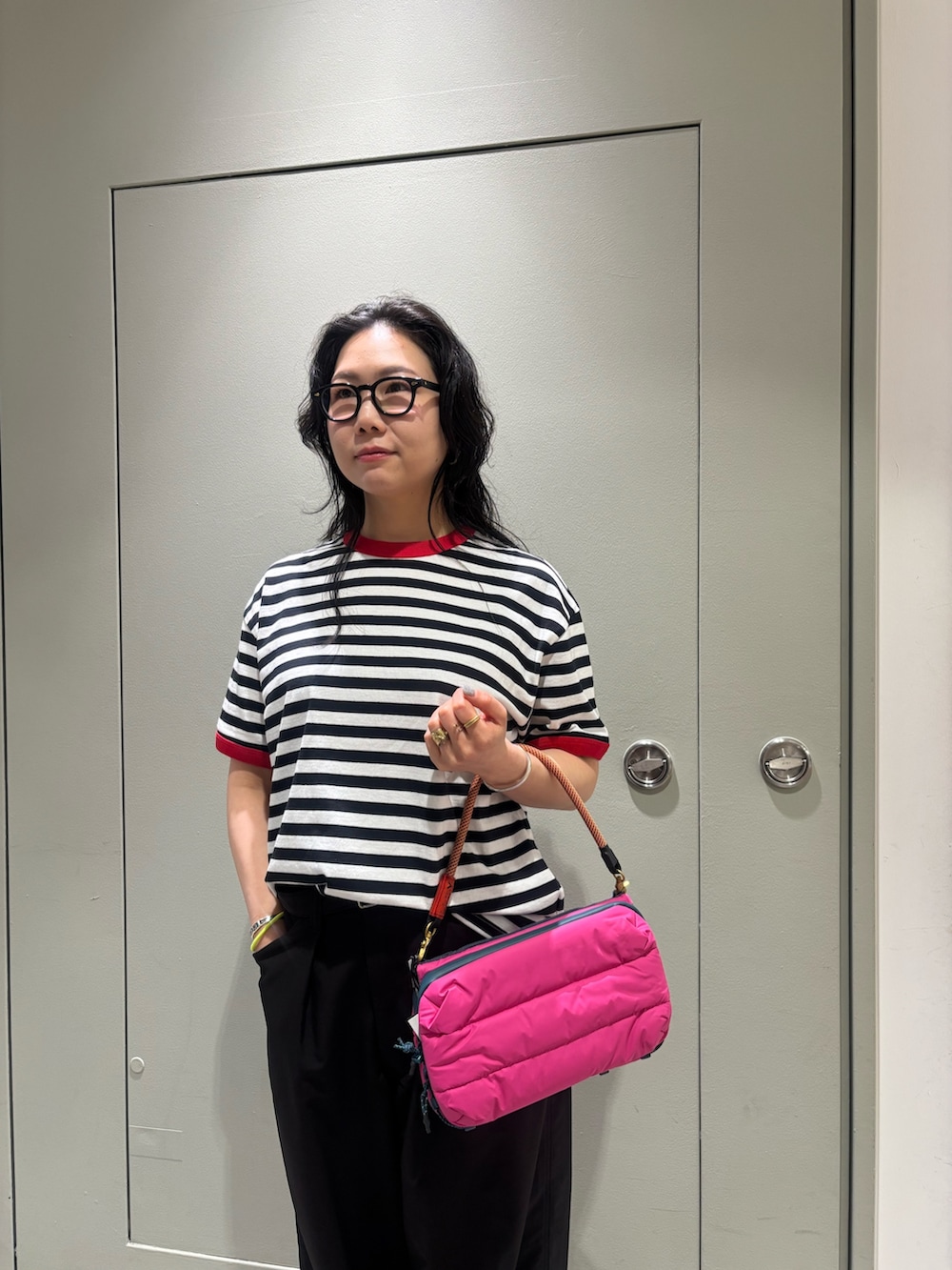 ブラック系のTシャツ/カットソーを着用したレディースの春コーディネートの2枚目の写真