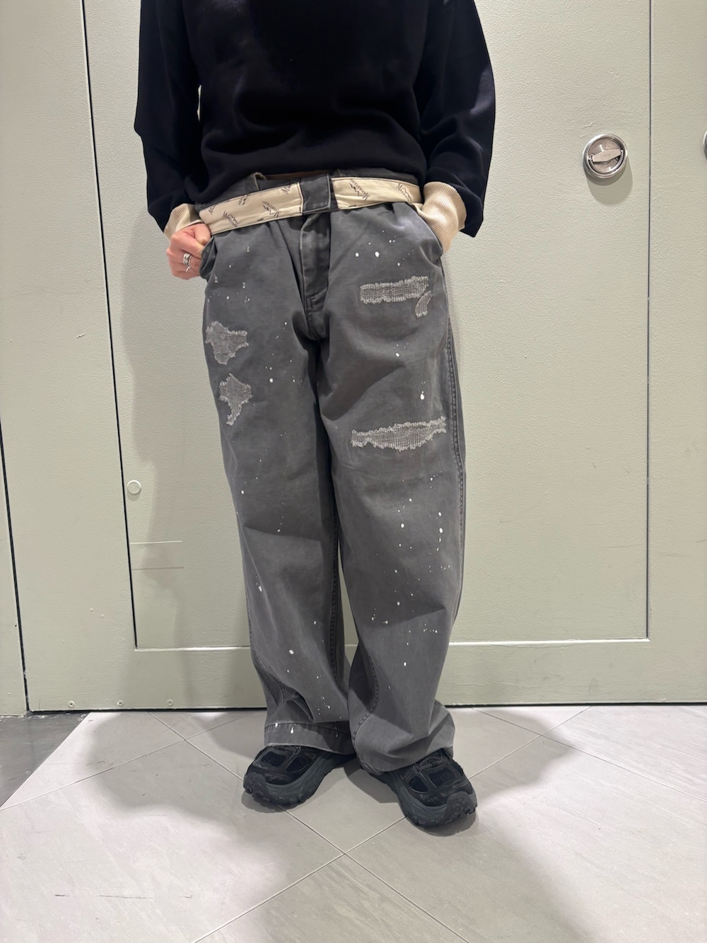 ブラック系のニット/セーターを着用したレディースの秋コーディネートの3枚目の写真