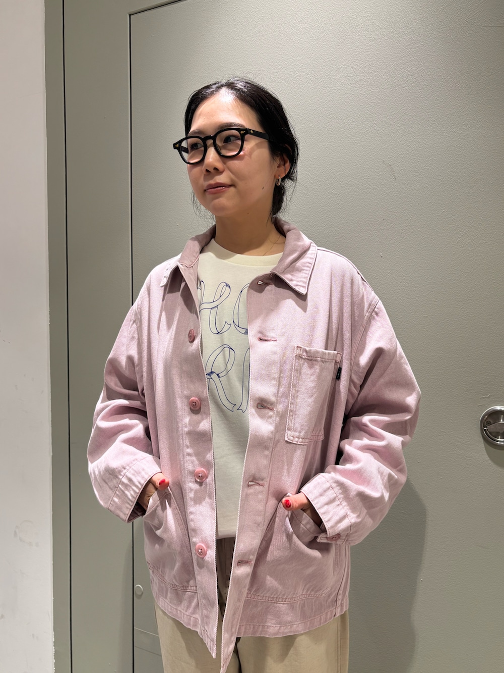 「テーパードパンツ、ジャケット、BEAVER、カジュアルスタイル、グラミチ、スニーカー女子、カラーコーデ、BEAVER名古屋、ホカオネオネ、春めき満開コーデ」｜「MANASTASHのMANASTASH/マナスタッシュ/HEMP WASHED CHORE JACKET（ブルゾン、ピンク系）」を使った、小林さん（レディース・155cm）の春コーディネートの2枚目の写真