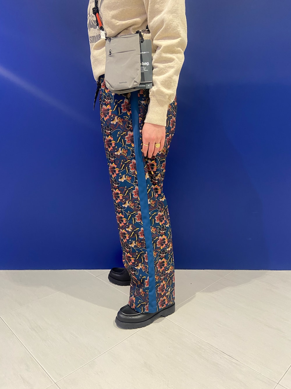 「スウェット、柄パンツ、レザーシューズ、ワイドパンツ、リラックススタイル、春先取り、カジュアルコーデ、mixta、クレマン、トポロジー」｜「BEAVERのB omnivore/ビーオムニボー　パウダーサテンプリントリラックスパンツ（その他パンツ、ブルー系）」を使った、小林さん（レディース・155cm）の冬コーディネートの3枚目の写真