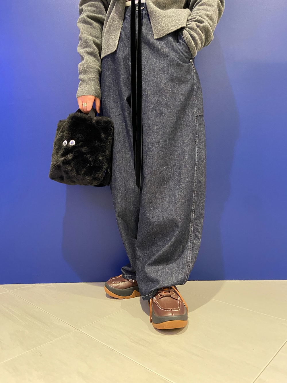 「ニット、デニム、ボーダー、秋服、ゆるコーデ、秋、オトナカジュアル、ボリュームパンツ、秋服コーデ、ロドリリオン」｜「D.M.G.のD.M.G/ディーエムジー　デニム ボリュームパンツ（デニムパンツ、ブルー系）」を使った、小林さん（レディース・155cm）の秋コーディネートの3枚目の写真