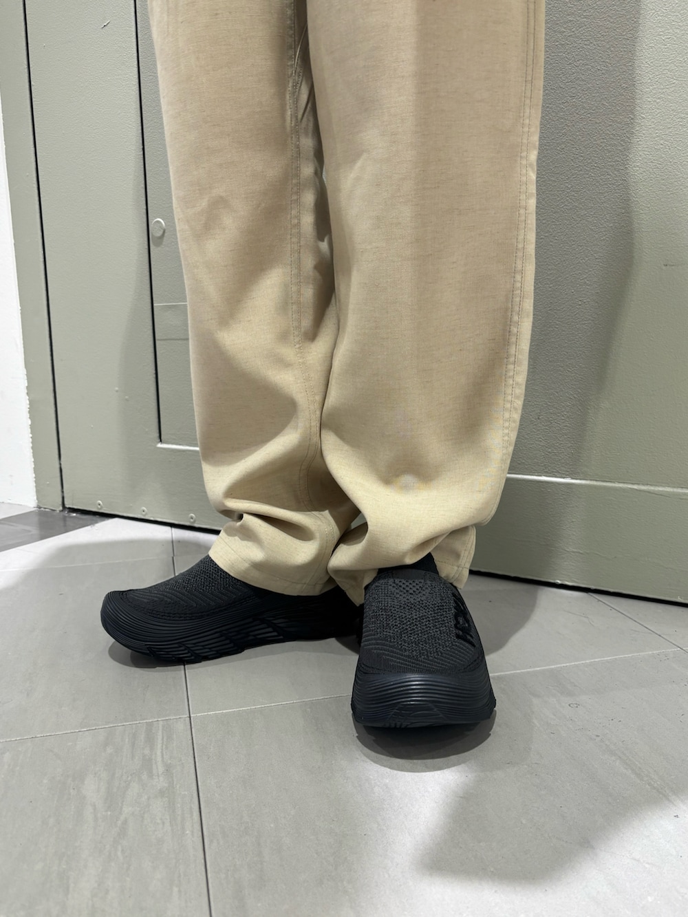 「テーパードパンツ、ジャケット、BEAVER、カジュアルスタイル、グラミチ、スニーカー女子、カラーコーデ、BEAVER名古屋、ホカオネオネ、春めき満開コーデ」｜「MANASTASHのMANASTASH/マナスタッシュ/HEMP WASHED CHORE JACKET（ブルゾン、ピンク系）」を使った、小林さん（レディース・155cm）の春コーディネートの3枚目の写真