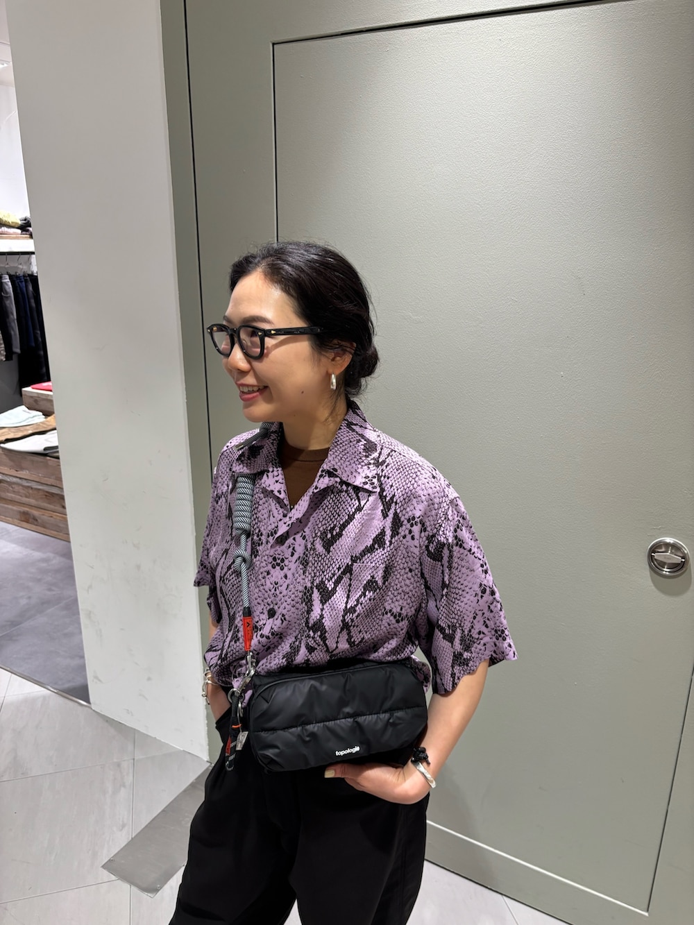 ブラック系のその他パンツ、ブラック系のショルダーバッグを着用したレディースの夏コーディネートの2枚目の写真