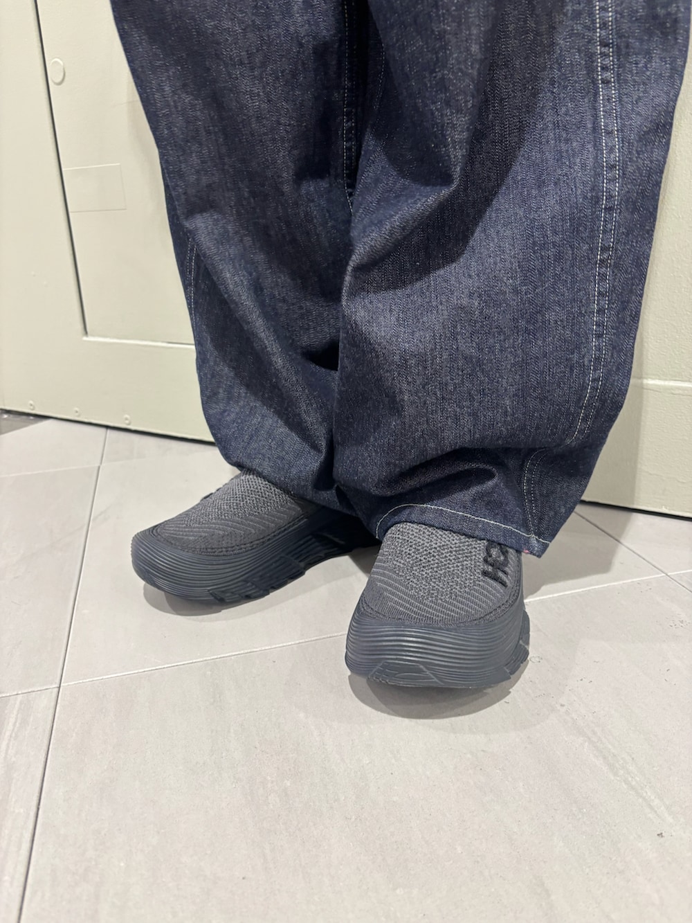 「スウェット、スニーカー、デニム、カジュアル、シンプルスタイル、短丈ニット、ボリュームパンツ、短丈トップス、ホカオネオネ、バレルパンツ」｜「D.M.G.のD.M.G/ディーエムジー　デニム ボリュームパンツ（デニムパンツ、ブルー系）」を使った、小林さん（レディース・155cm）の冬コーディネートの3枚目の写真