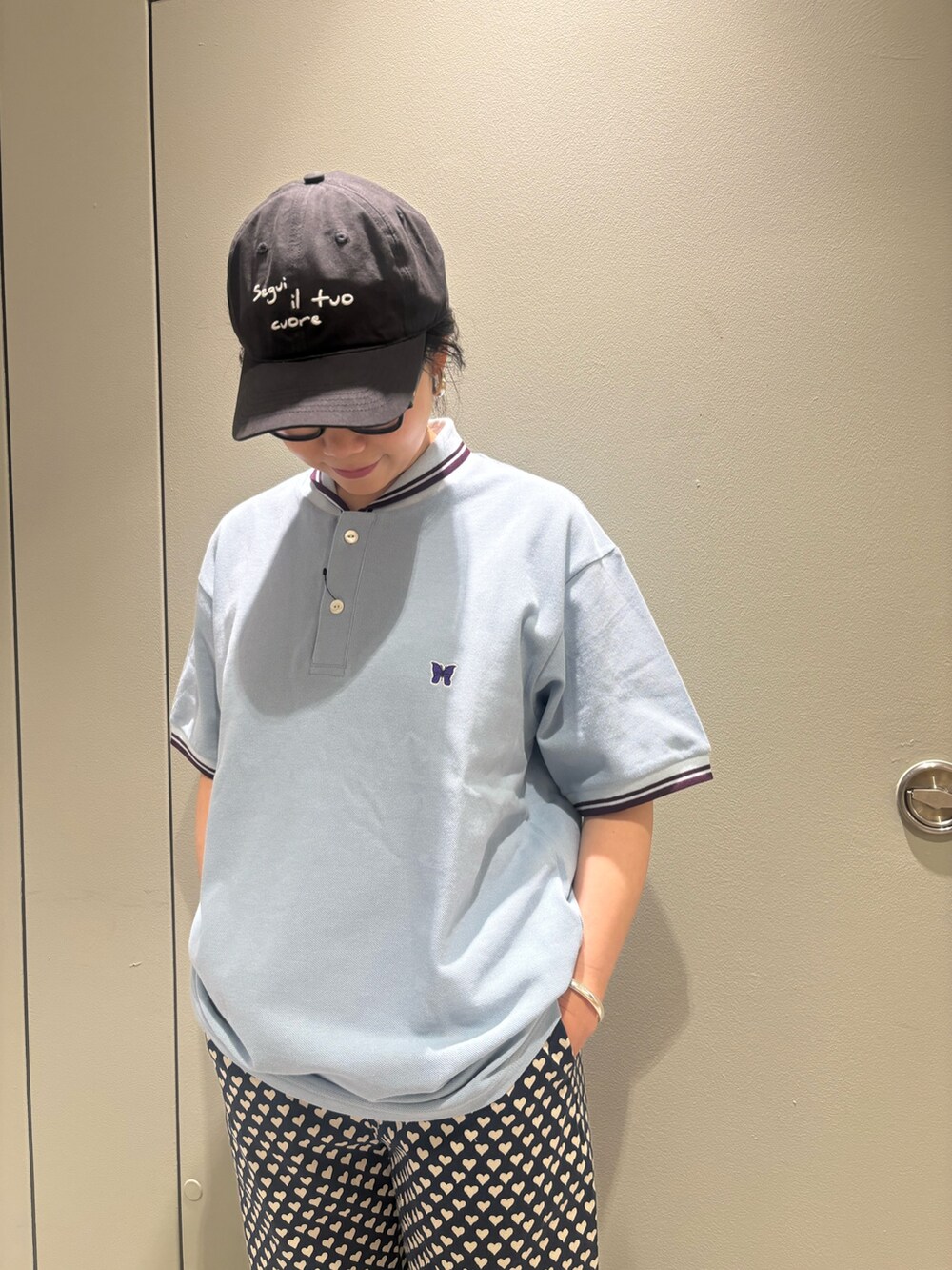 ブラック系のその他パンツ、ブラック系のキャップを着用したレディースの夏コーディネートの2枚目の写真