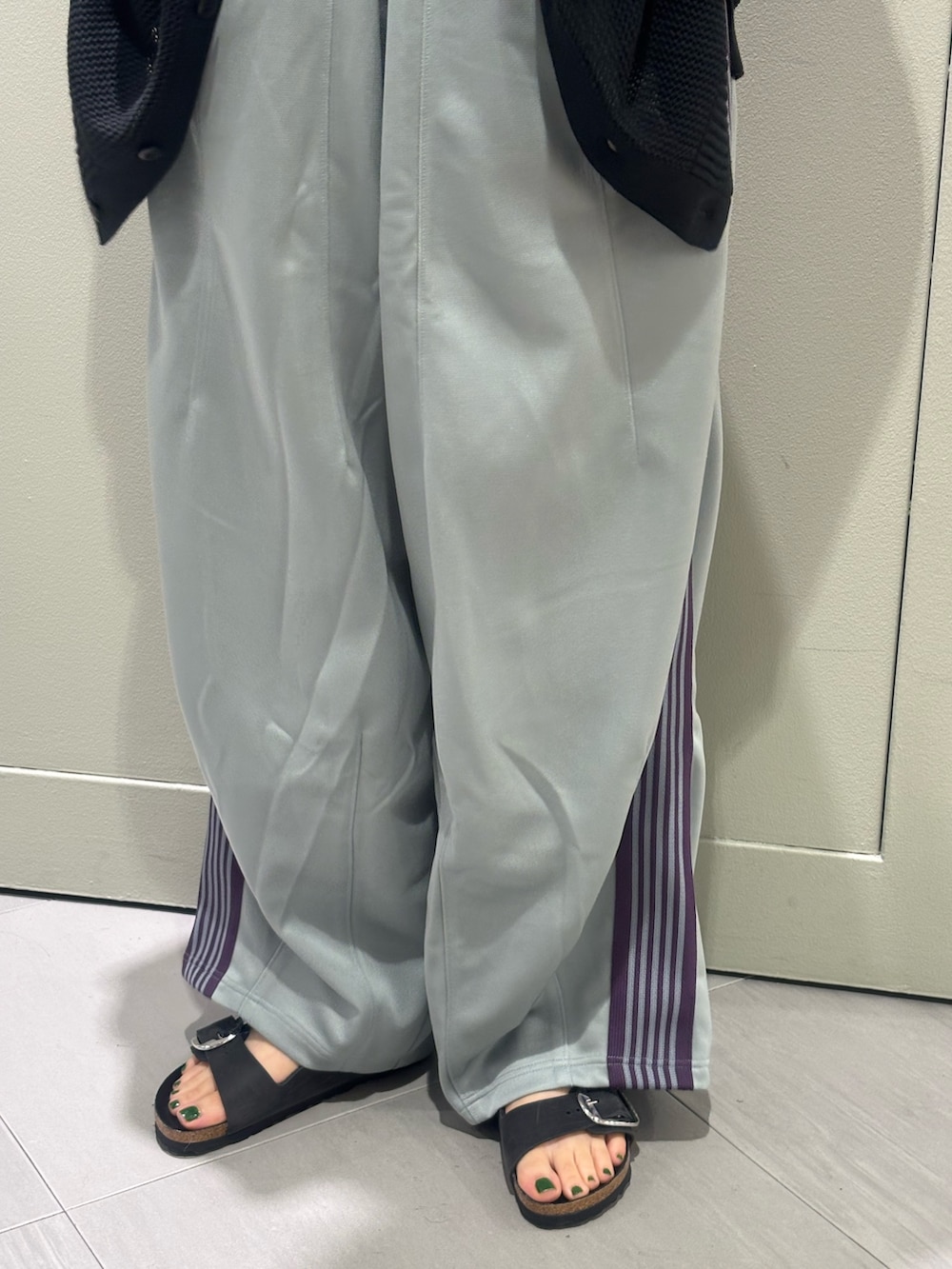 「サンダル、おでかけコーデ、大人ファッション、パンツコーデ、オトナカジュアル、春夏コーデ、BEAVER、BEAVER名古屋」｜「BIRKENSTOCKのBIRKENSTOCK/ビルケンシュトック  Arizona Big Buckle / アリゾナ ビッグバックル オイルドレザー WOMEN'S 1011075（サンダル、ブラック系）」を使った、小林さん（レディース・155cm）の夏コーディネートの3枚目の写真