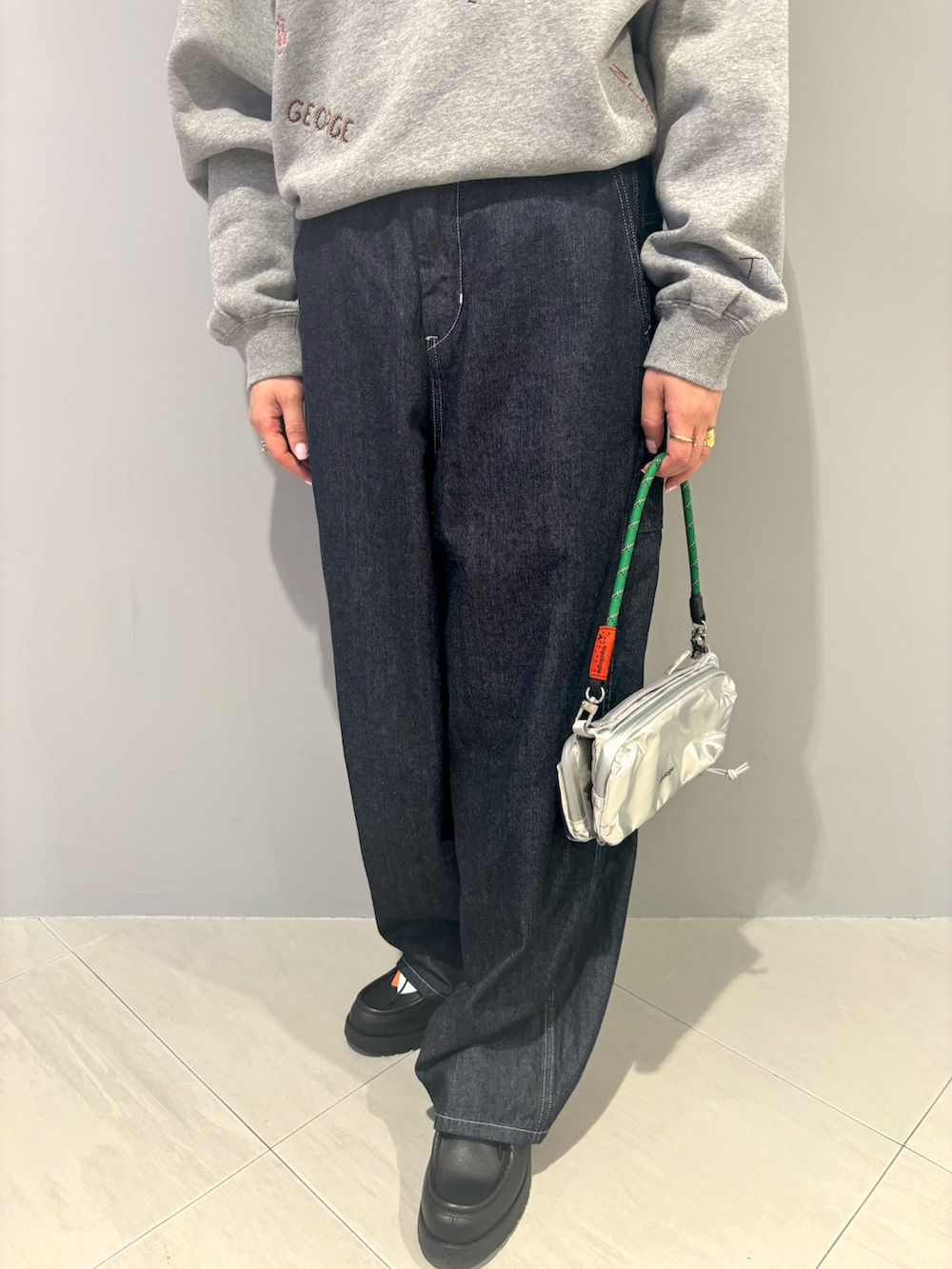 「スウェット、デニム、刺繍、BEAVER、カジュアルスタイル、ワイドデニム、スウェットコーデ、クレマン、BEAVER名古屋、秋服準備はじめました」｜「TopologieのTopologie/トポロジー　Wares Straps 8.0㎜ Wrist Strap 【ストラップ単体】（スマホグッズ、グリーン系）」を使った、小林さん（レディース・155cm）の夏コーディネートの4枚目の写真