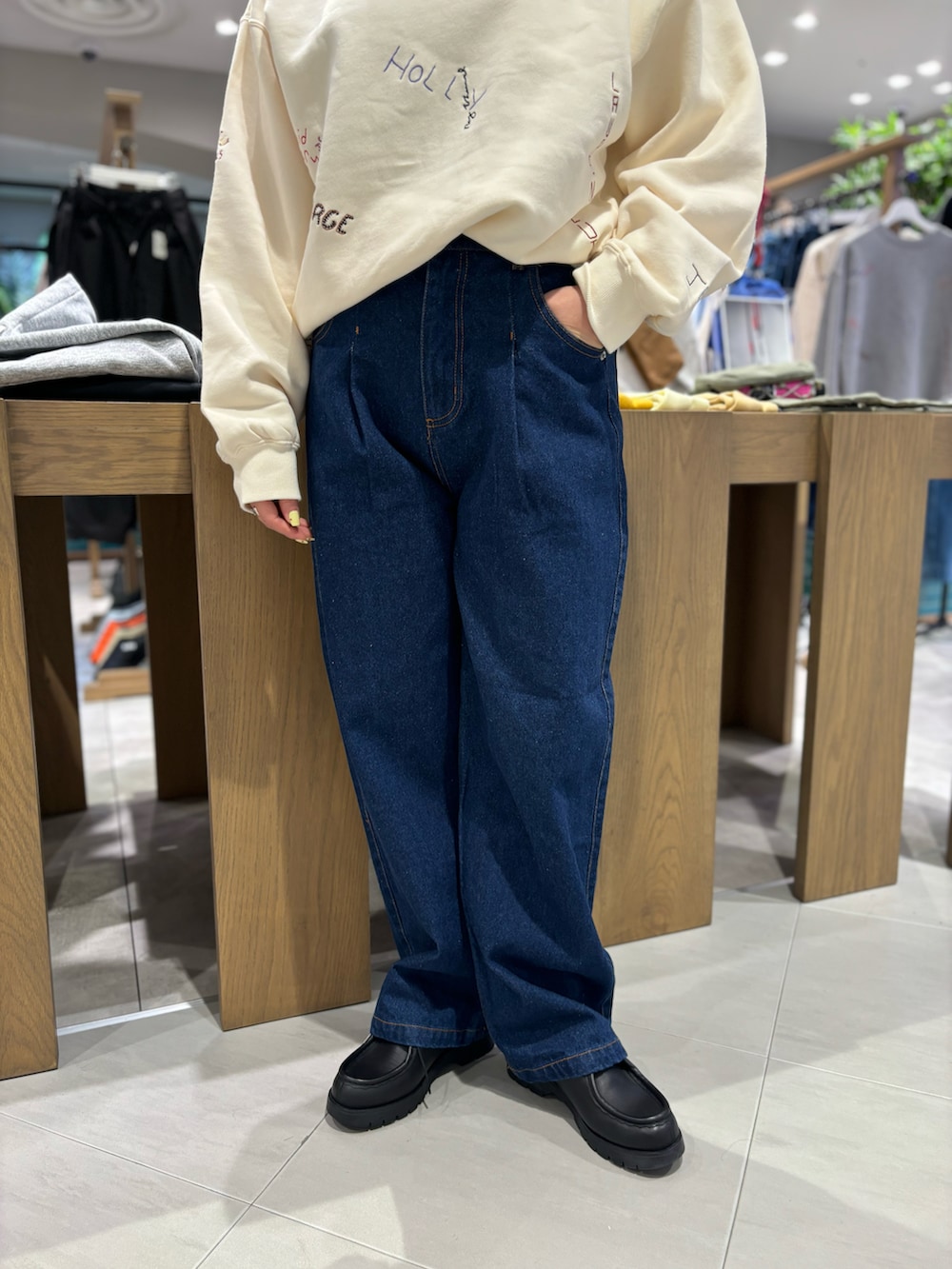 「スウェット、デニム、秋のコーデ、BEAVER、革靴、キレイめ、リラックススタイル、秋服、スウェットコーデ、クレマン」｜「PAYDAYのPAYDAY /ペイデイ  別注SWEAT刺繍（スウェット、ホワイト系）」を使った、小林さん（レディース・155cm）の秋コーディネートの3枚目の写真