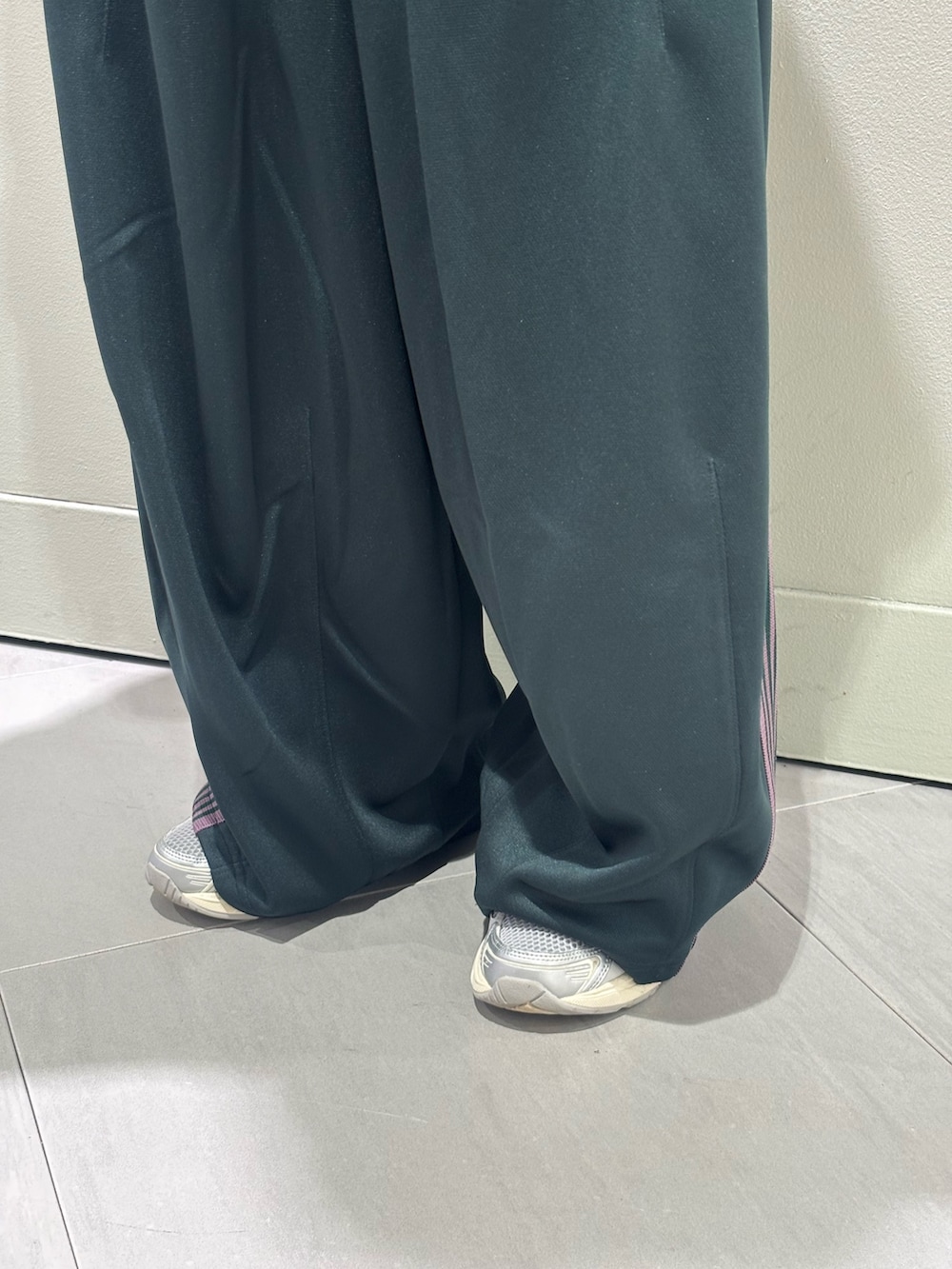 ブラック系のその他アウターを着用したレディースの秋コーディネートの3枚目の写真