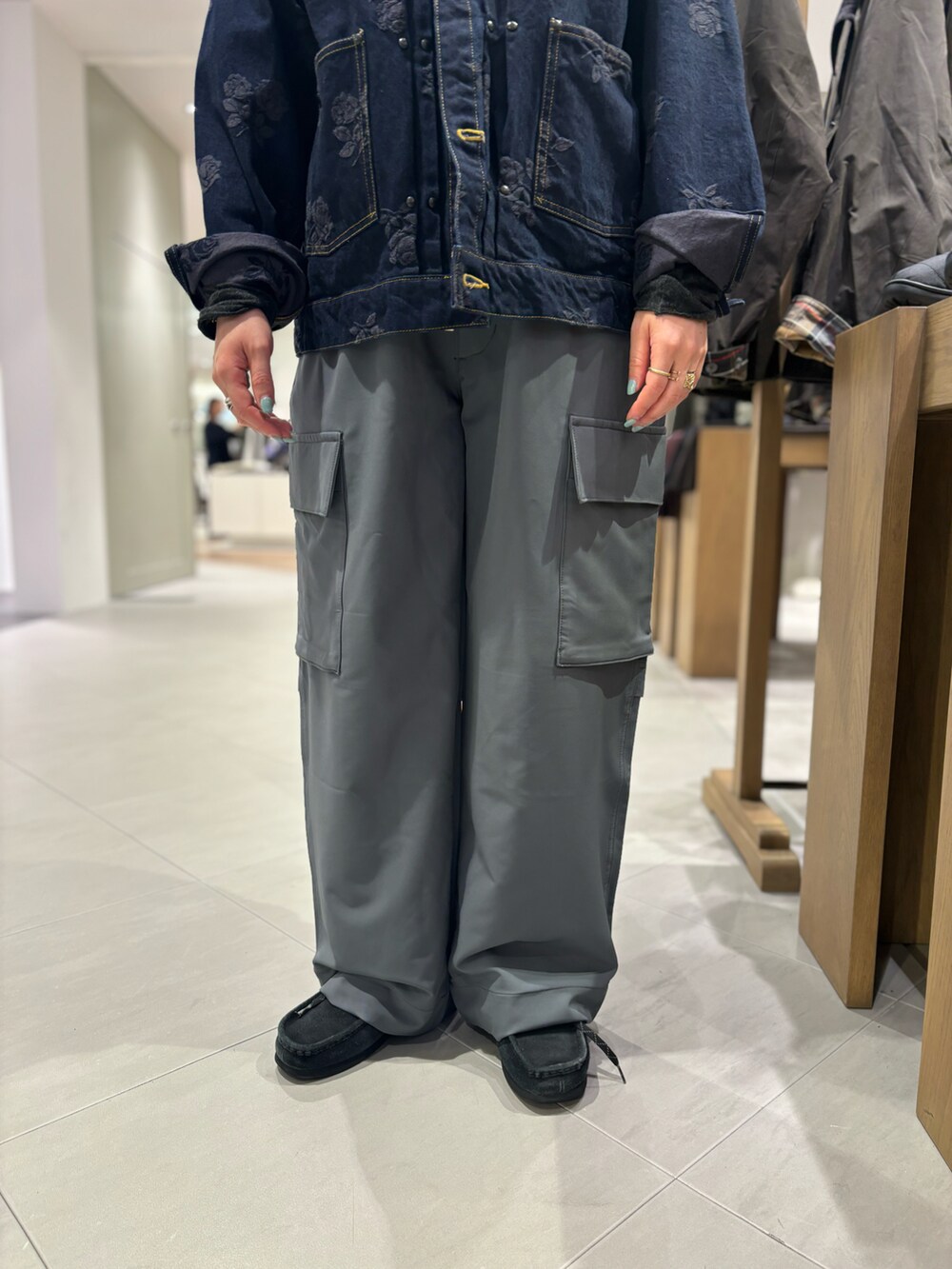 「BEAVER、カーゴパンツ、Gジャン、カジュアルコーデ、ニードルズ、秋コーデ、秋服コーデ、オトナ女子、BEAVER名古屋、アウターコーデ」｜「ClarksのCLARKS/クラークス WALLABEE GTX ワラビー　ゴアテックス（モカシン/デッキシューズ、ブラック系）」を使った、小林さん（レディース・155cm）の秋コーディネートの3枚目の写真