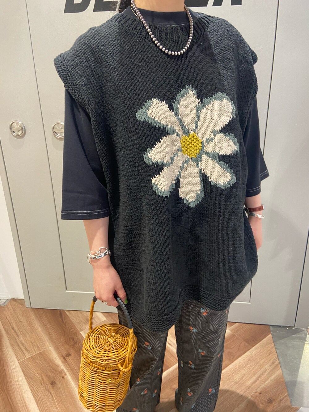 ブラック系のその他パンツ、ブラック系のTシャツ/カットソー、ブラック系のサンダルを着用したレディースの春コーディネートの3枚目の写真