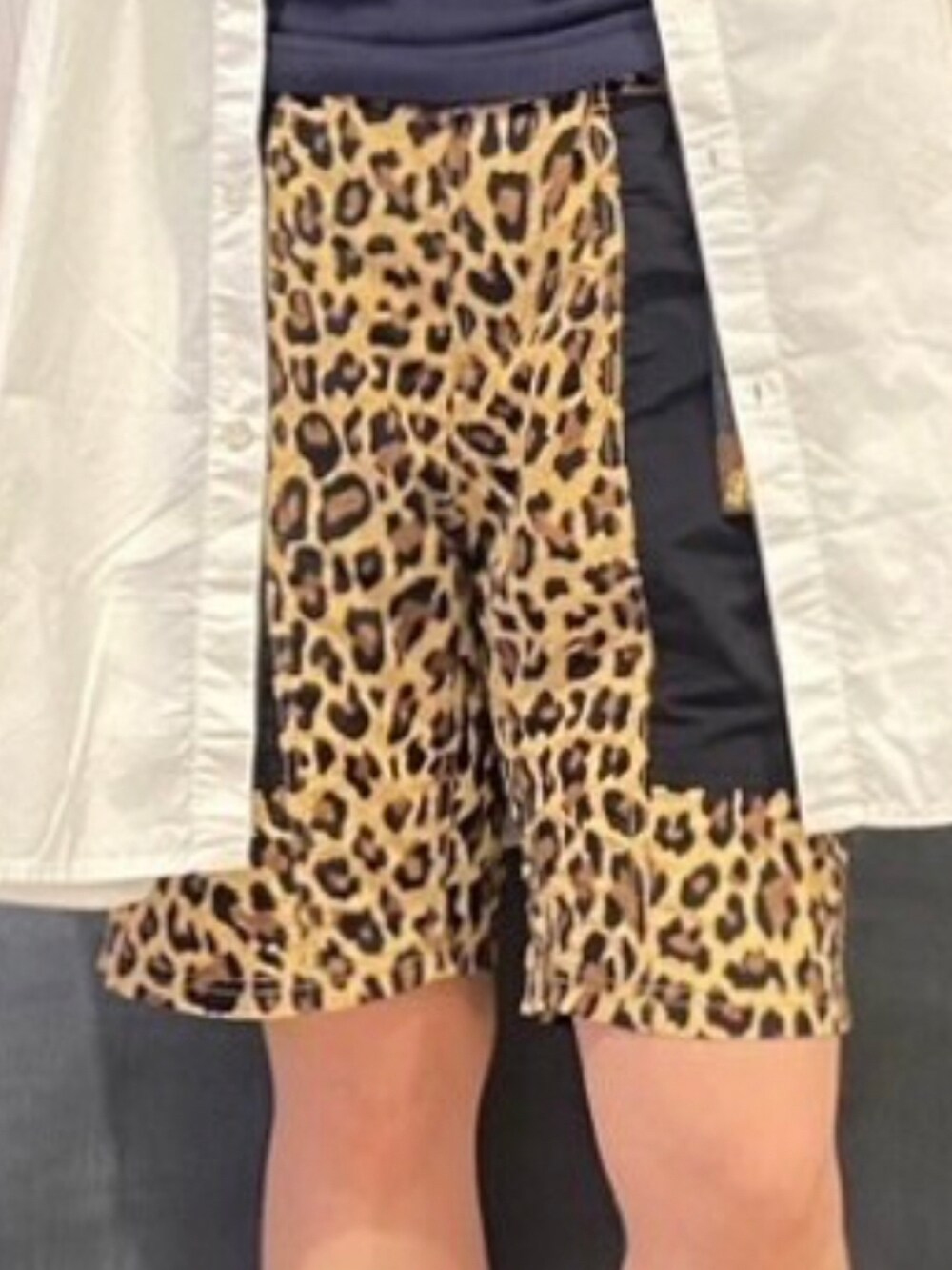 ホワイト系のシャツ/ブラウス、イエロー系のその他パンツ、ブラック系のスニーカーを着用したレディースの夏コーディネートの3枚目の写真