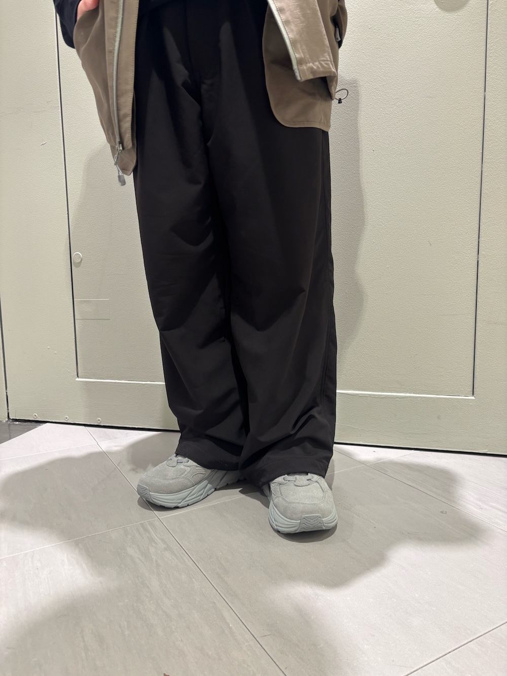 「スウェット、ビッグシルエット、ニット帽、BEAVER、ベスト、オーバーサイズ、ﾌﾞﾗｯｸﾊﾟﾝﾂ、メガネ女子、BEAVER名古屋、クリフトン」｜「HOKAのHOKA ONE ONE/ホカ オネオネ  CLIFTON L SUEDE クリフトン L スエード（スニーカー、グレー系）」を使った、小林さん（レディース・155cm）の冬コーディネートの2枚目の写真