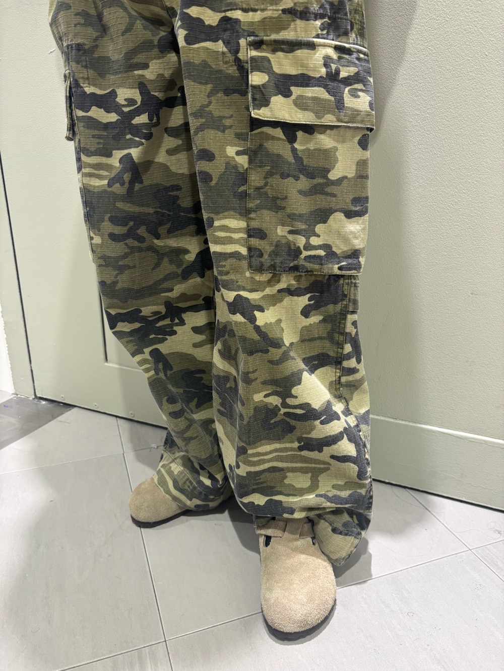 「パンツスタイル、夏、パンツコーデ、カーゴパンツ、迷彩パンツ、ビルケンシュトック、ビルケンシュトック　サンダル、ビルケンシュトック ボストン、トラックジャケット、トラックパンツ」｜「BIRKENSTOCKのBIRKENSTOCK/ビルケンシュトック  Boston / ボストン　WOMEN'S（サンダル、ベージュ系）」を使った、小林さん（レディース・155cm）の夏コーディネートの3枚目の写真