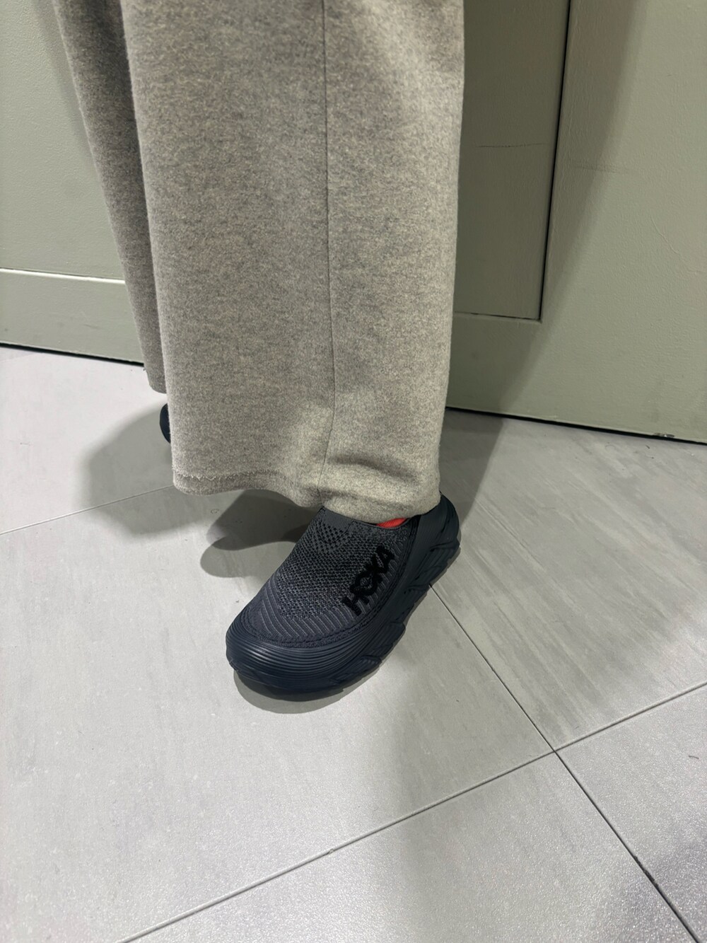 「ブルー、ニット帽、BEAVER、マナスタッシュ、アノラックパーカー、ラフコーデ、メガネ女子、カラーコーデ、BEAVER名古屋、ホカオネオネ」｜「CMF OUTDOOR GARMENTのCMF OUTDOOR GARMENT/シーエムエフ アウトドアガーメント  KNIT CAP（ニットキャップ/ビーニー、ベージュ系）」を使った、小林さん（レディース・155cm）の春コーディネートの3枚目の写真
