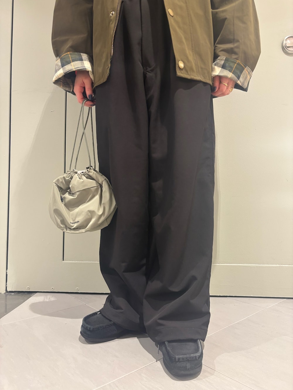 「アウター、黒、バブアー、別注アイテム、黒パンツ、ワラビー、冬のコーデ、オトナ女子、ショート丈アウター、バブアー女子」｜「BarbourのBARBOUR × BEAVER/バブアー×ビーバー  別注 TRANSPORT 24（ブルゾン、ブラック系）」を使った、小林さん（レディース・155cm）の冬コーディネートの3枚目の写真