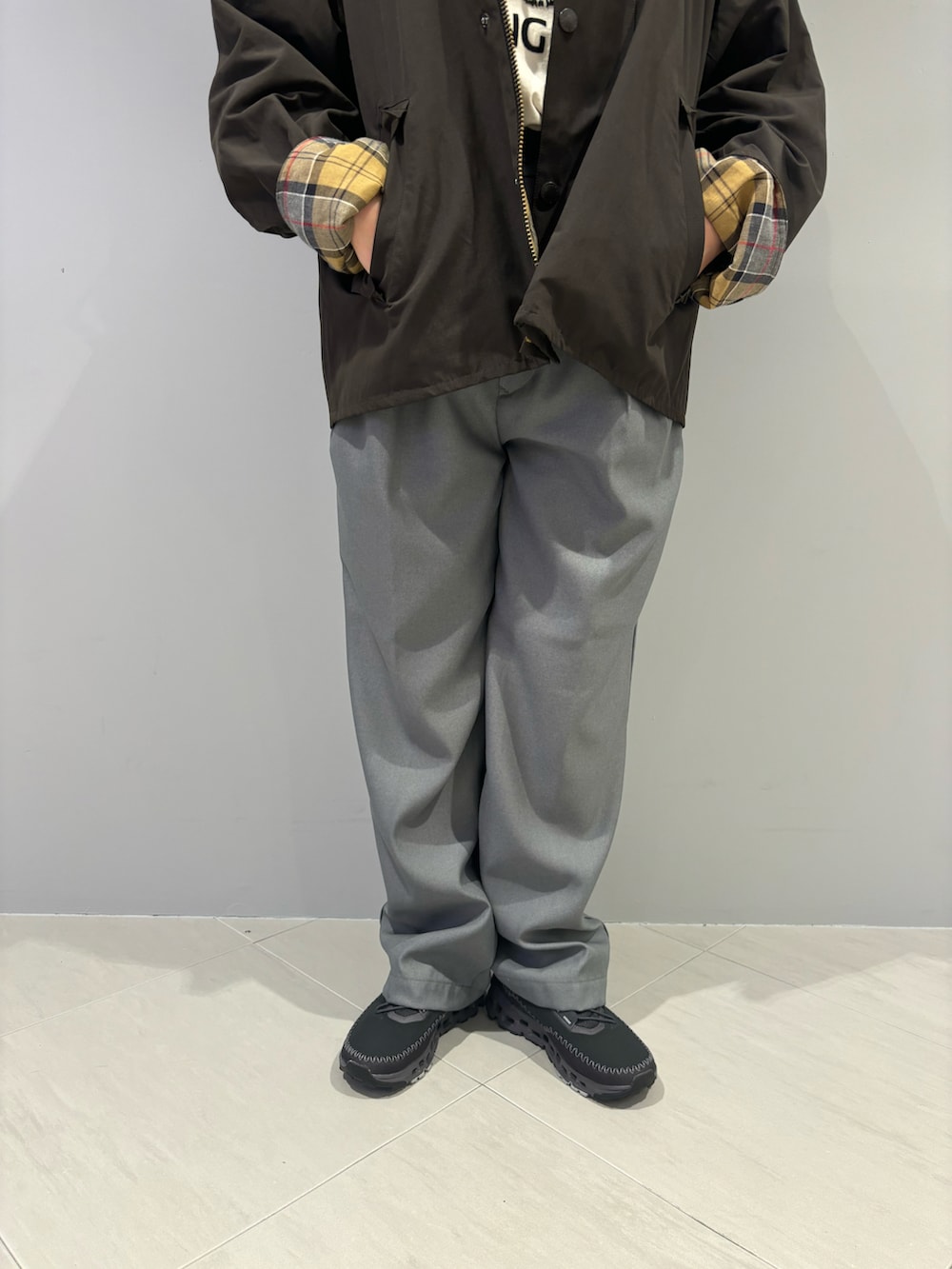 「BEAVER、バブアー、お出かけコーデ、パンツスタイル、シンプルスタイル、初秋コーデ、BEAVER別注、BEAVER名古屋、バブアー女子、トランスポート」｜「MIXTAのMIXTA/ミクスタ CREW NECK TABBY CAT Tシャツ（Tシャツ/カットソー、ベージュ系）」を使った、小林さん（レディース・155cm）の夏コーディネートの3枚目の写真