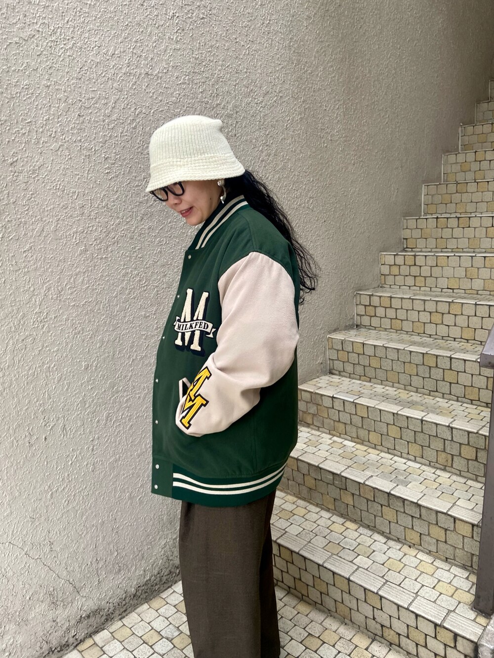 「アウター、スタジャン、ストリート、BEAVER、MANASTASH、クラークス、MILKFED.、ワラビー、カジュアルコーデ、BEAVER名古屋」｜「ClarksのCLARKS/クラークス  WALLABEE BT GTX  ゴアテックス（モカシン/デッキシューズ、ブラック系）」を使った、小林さん（レディース・155cm）の秋コーディネートの2枚目の写真