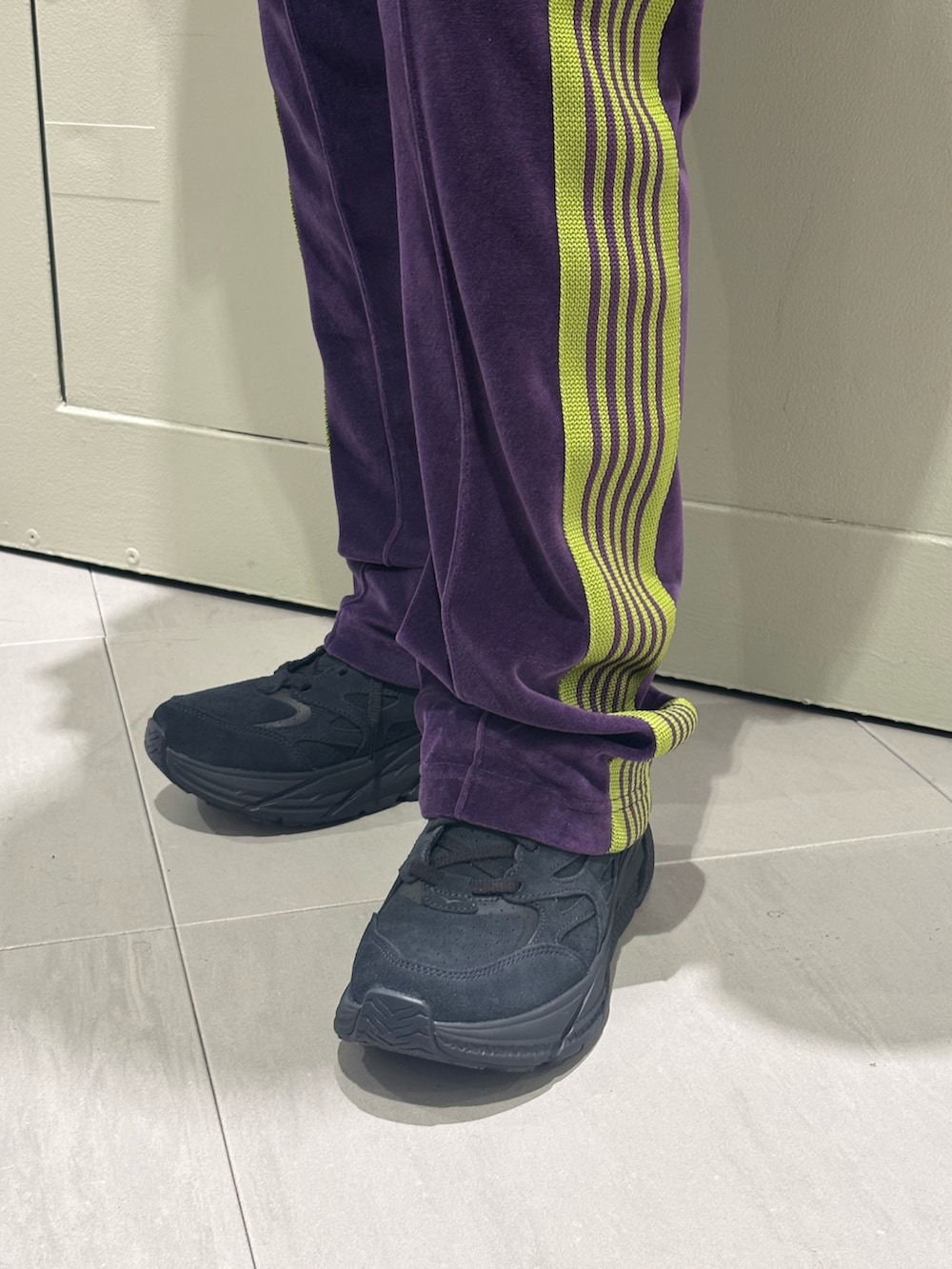 「セットアップ、BEAVER、ベロア、トラックパンツ、トラックジャケット、今日のコーデ、ベロアパンツ、BEAVER名古屋、HOKAONEONE、ホカオネオネ」｜「HOKAのHOKA ONE ONE/ホカ オネオネ  CLIFTON L SUEDE クリフトン L スエード（スニーカー、グレー系）」を使った、小林さん（レディース・155cm）の冬コーディネートの3枚目の写真