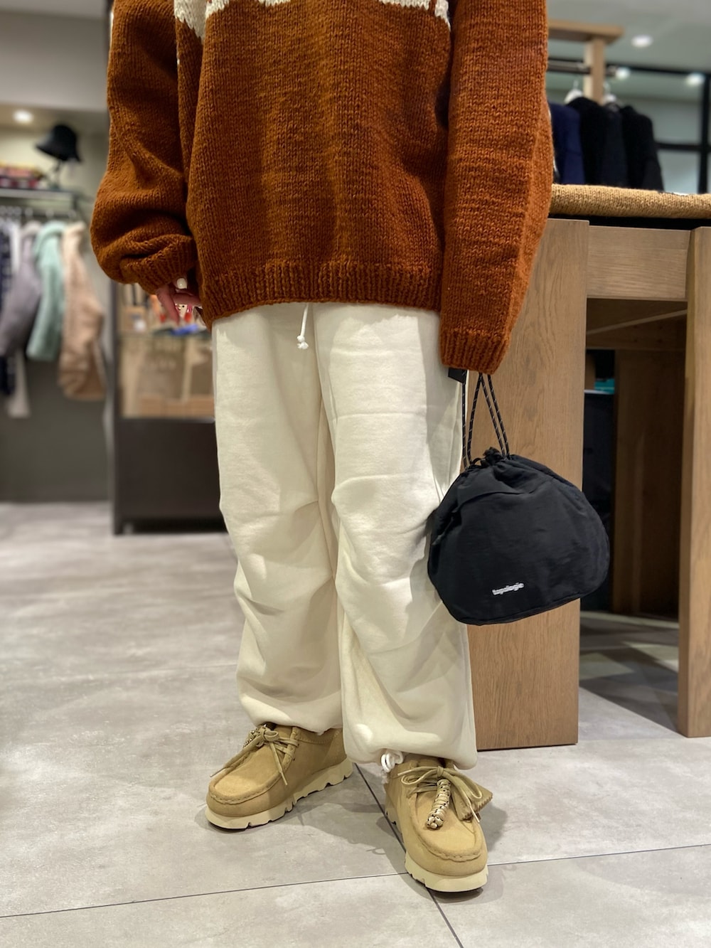 「ニット、BEAVER、あったかコーデ、ワラビー、ゆるコーデ、スウエットパンツ、秋冬コーデ、ニットコーデ、BEAVER名古屋、トポロジー、マクマホンニッティングミルズ」｜「TopologieのTopologie/トポロジー　Wares Bags Reversible Bucket リバーシブルバケット（ショルダーバッグ、パープル系）」を使った、小林さん（レディース・155cm）の秋コーディネートの3枚目の写真