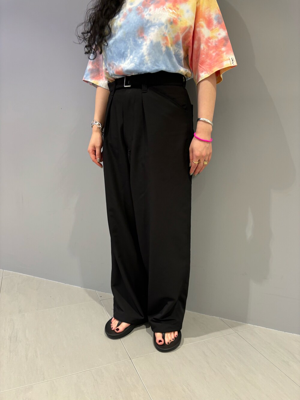 レッド系のTシャツ/カットソー、ブラック系のサンダル、ブルー系のニットキャップ/ビーニーを着用したレディースの夏コーディネートの3枚目の写真