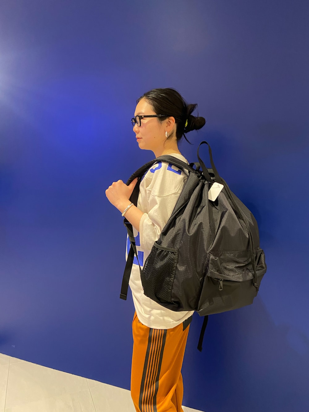 「スニーカー、バックパック、リュック、スポーツミックス、トラックパンツ、パンツコーデ、ラクチンコーデ、着回しコーデ、オトナカジュアル、ホカオネオネ」｜「PACKINGのPACKING/パッキング/NAP BACKPACK/ナップバックパック/PA-037（バックパック/リュック、ブラック系）」を使った、小林さん（レディース・155cm）の冬コーディネートの2枚目の写真
