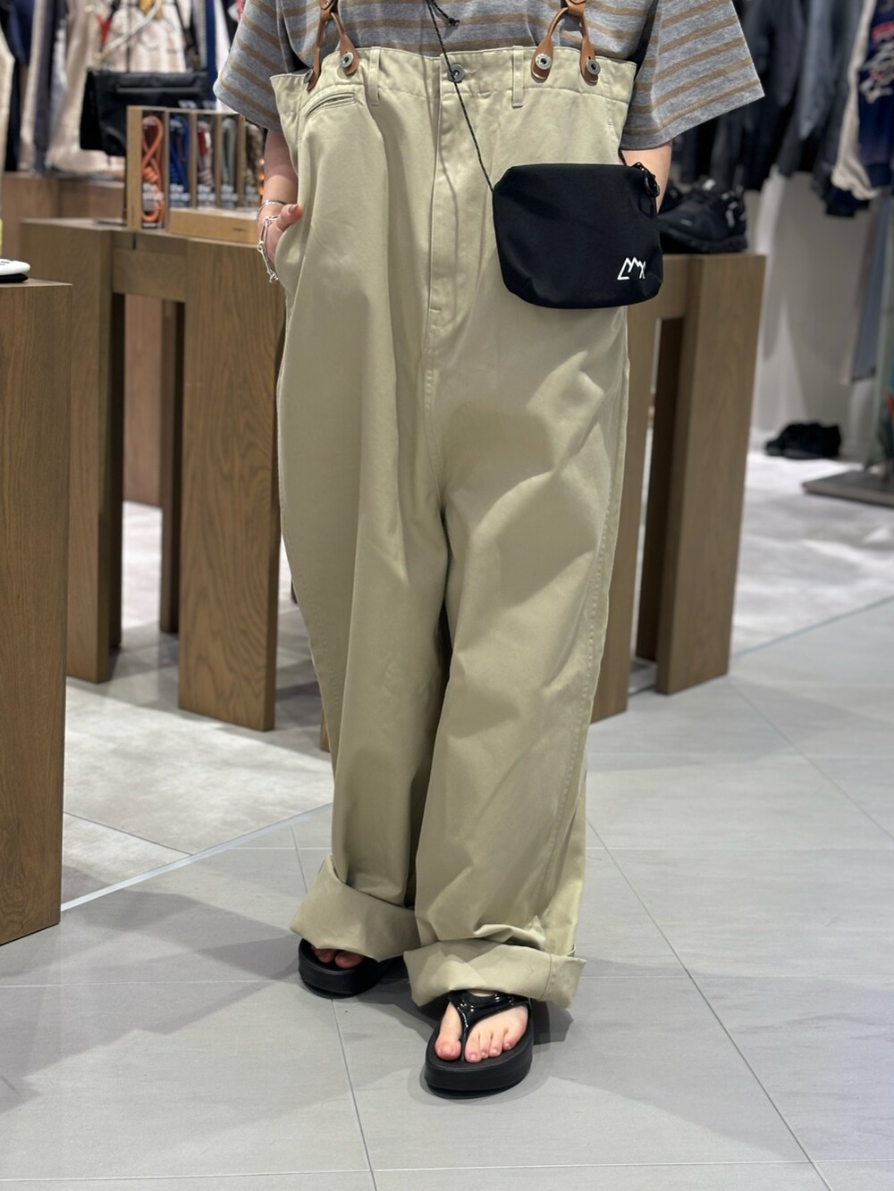 ブラック系のサンダル、ブラック系のショルダーバッグ、グレー系のTシャツ/カットソーを着用したレディースの春コーディネートの3枚目の写真