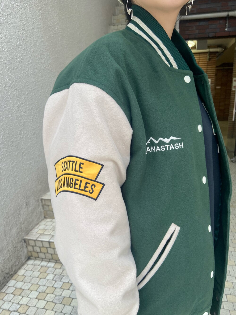 「アウター、スタジャン、ストリート、BEAVER、MANASTASH、クラークス、MILKFED.、ワラビー、カジュアルコーデ、BEAVER名古屋」｜「ClarksのCLARKS/クラークス  WALLABEE BT GTX  ゴアテックス（モカシン/デッキシューズ、ブラック系）」を使った、小林さん（レディース・155cm）の秋コーディネートの4枚目の写真
