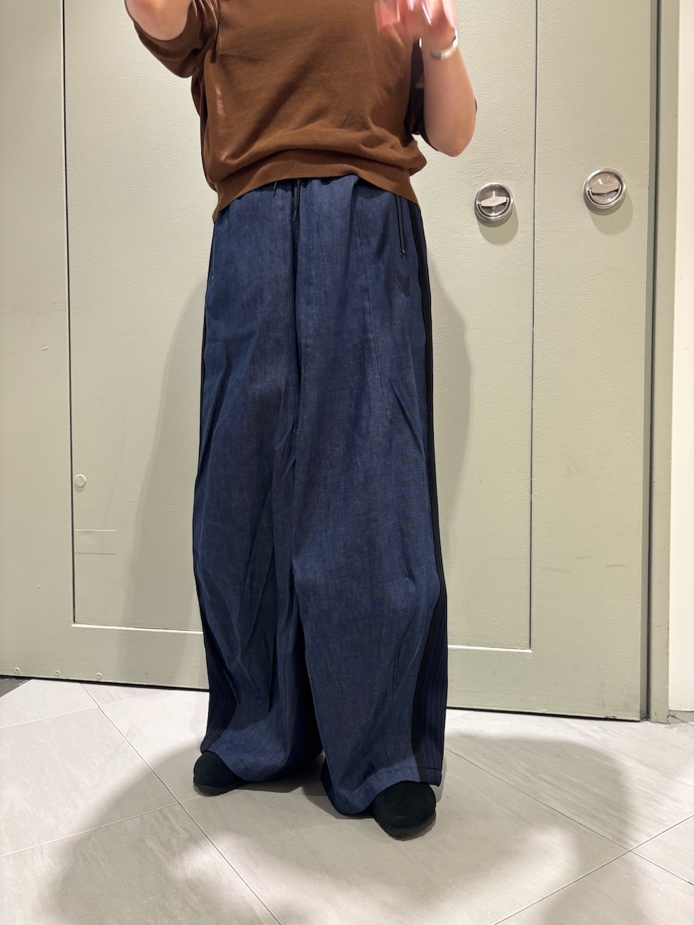 「デニム、パンツコーデ、30代コーデ、シンプルカジュアル、夏、ワイドデニム、サマーニット、ビルケンシュトック、ニードルズ、ヒザデルパンツ、ヒザデル」｜「BIRKENSTOCKのBIRKENSTOCK/ビルケンシュトック  Boston / ボストン　WOMEN'S（サンダル、ブラック系）」を使った、小林さん（レディース・155cm）の夏コーディネートの3枚目の写真