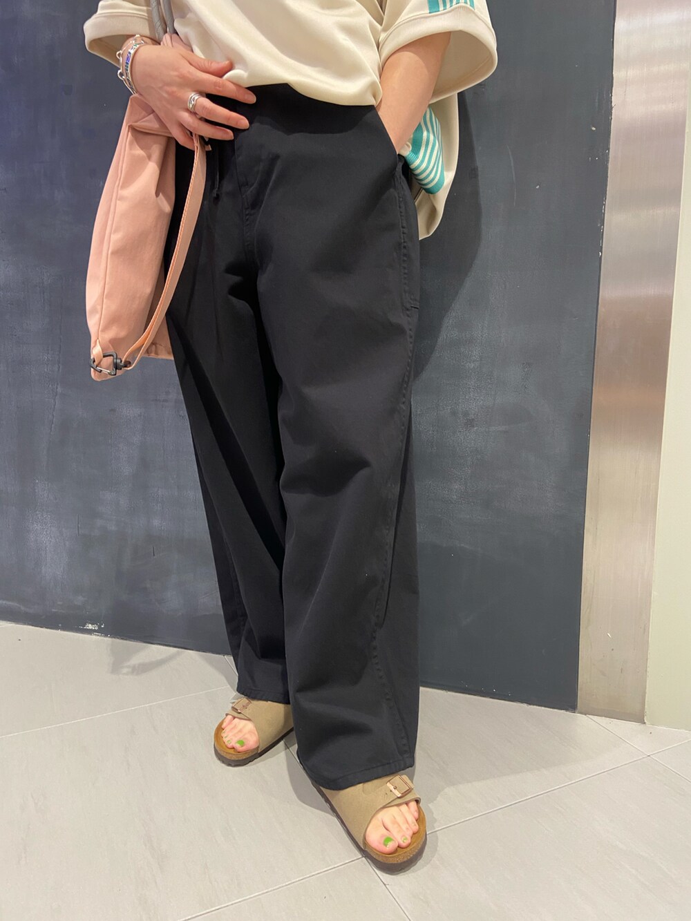 「トートバッグ、ビッグシルエット、BEAVER、ワイドパンツ、ビルケンシュトック、黒パンツ、パンツコーデ、おでかけコーデ、BEAVER名古屋、トポロジー」｜「BIRKENSTOCKのBIRKENSTOCK/ビルケンシュトック　ZURICH SFB　チューリッヒソフトフットベッド（サンダル、ベージュ系）」を使った、小林さん（レディース・155cm）の夏コーディネートの3枚目の写真