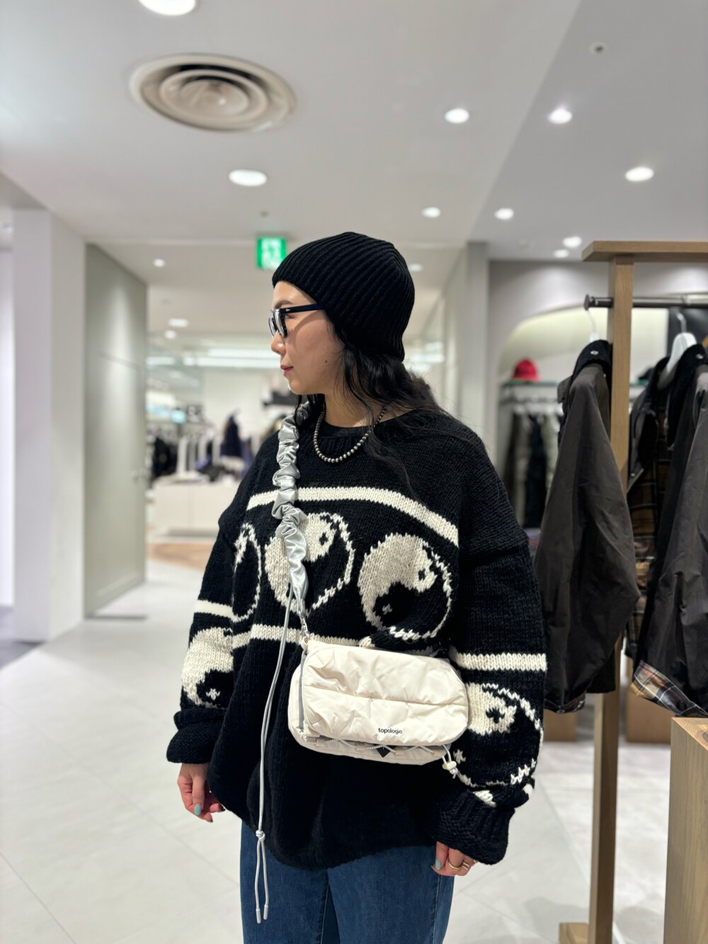 「ニット、デニム、BEAVER、モノトーンコーデ、秋コーデ、秋冬コーデ、ニットコーデ、オトナ女子、トポロジー、マクマホンニッティングミルズ」｜「ClarksのCLARKS/クラークス WALLABEE GTX ワラビー　ゴアテックス（モカシン/デッキシューズ、ブラック系）」を使った、小林さん（レディース・155cm）の秋コーディネートの2枚目の写真
