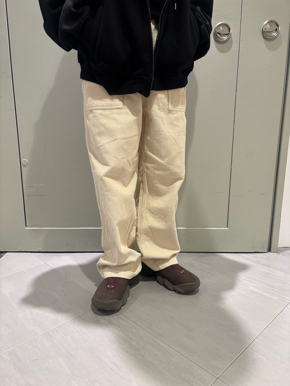 ブラック系のパーカーを着用したレディースの冬コーディネートの3枚目の写真