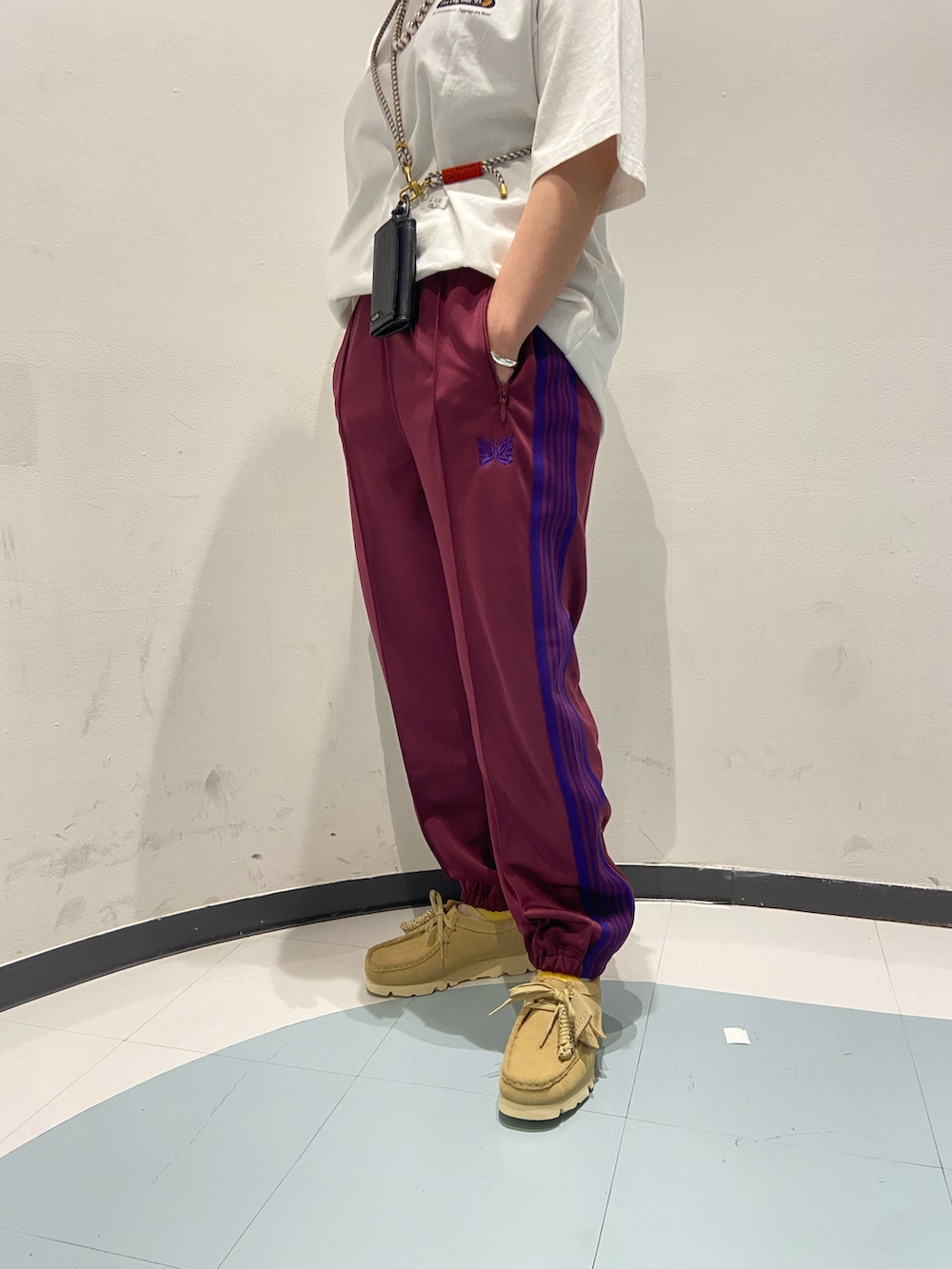 ホワイト系のTシャツ/カットソー、ベージュ系のモカシン/デッキシューズ、ベージュ系のスニーカーを着用したレディースの夏コーディネートの2枚目の写真