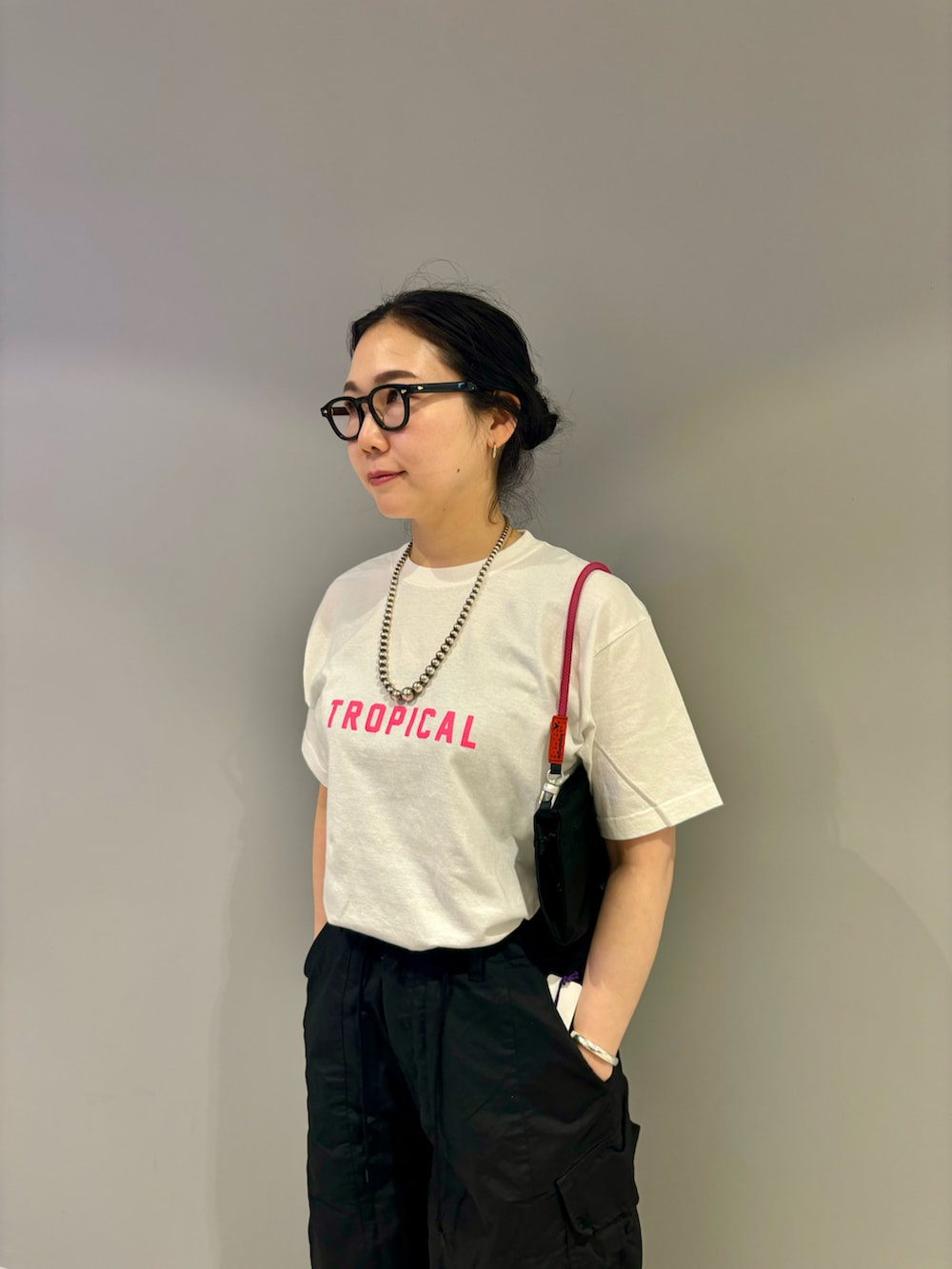 「BEAVER、厚底シューズ、パンツスタイル、楽チンコーデ、夏コーデ、おでかけコーデ、ヒザデルパンツ、BEAVER名古屋、ウーフォス、トポロジー」｜「OOFOSのOOFOS/ウーフォス　OOmega ウーメガ　リカバリーサンダル　厚底（サンダル、ブラック系）」を使った、小林さん（レディース・155cm）の春コーディネートの2枚目の写真
