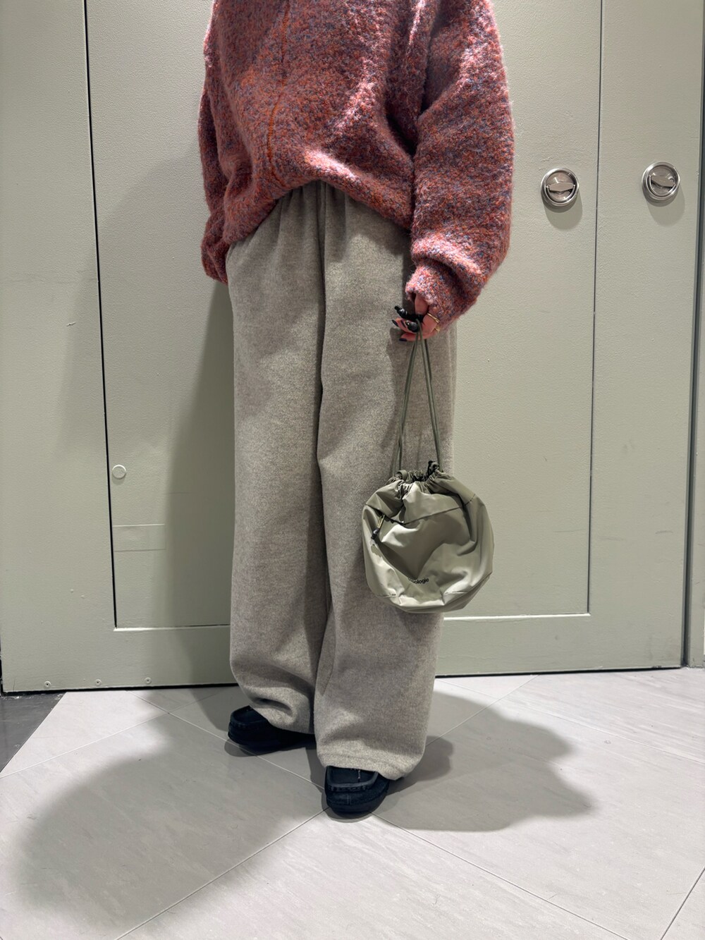 「BEAVER、お出かけコーデ、冬服、着回しコーデ、淡色コーデ、キンチャクバッグ、冬アウター、BEAVER名古屋、トポロジー、ニット/セーター」｜「ClarksのCLARKS/クラークス WALLABEE GTX ワラビー　ゴアテックス（モカシン/デッキシューズ、ブラック系）」を使った、小林さん（レディース・155cm）の冬コーディネートの3枚目の写真