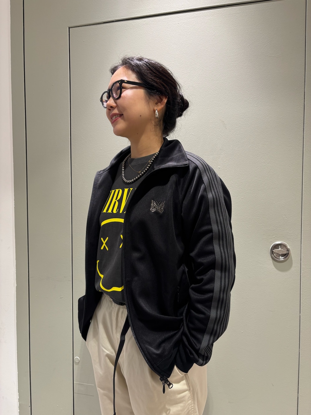 ホワイト系のチノパンツを着用したレディースの秋コーディネートの2枚目の写真