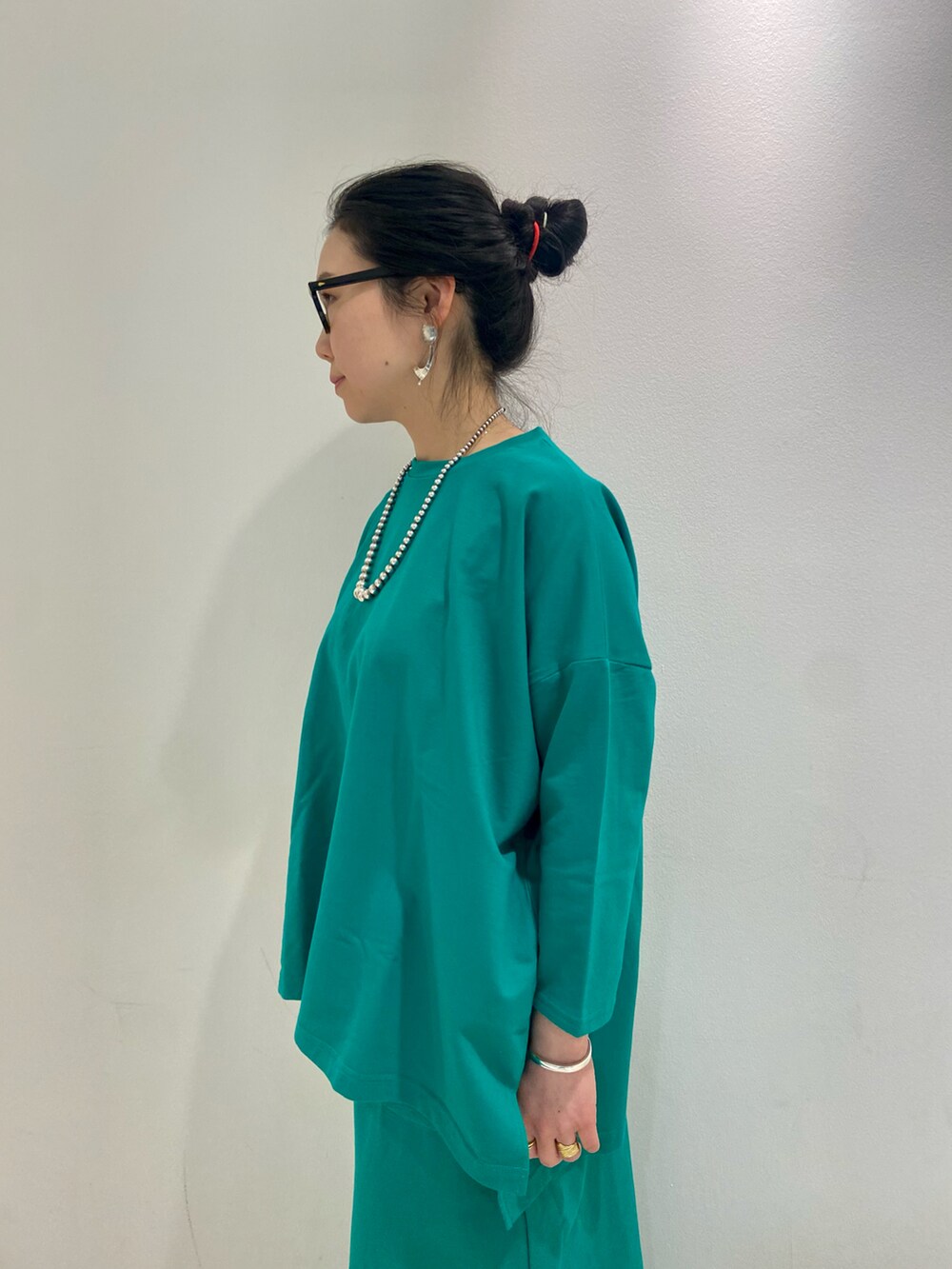 「セットアップ、スカート、BEAVER、ロングスカート、春服、みどり、着回しコーデ、BEAVER名古屋、みどりコーデ、春服コーデ」｜「MANASTASHのMANASTASH/マナスタッシュ　フレンチテリーワイドプルオーバー（Tシャツ/カットソー、グリーン系）」を使った、小林さん（レディース・155cm）の春コーディネートの3枚目の写真