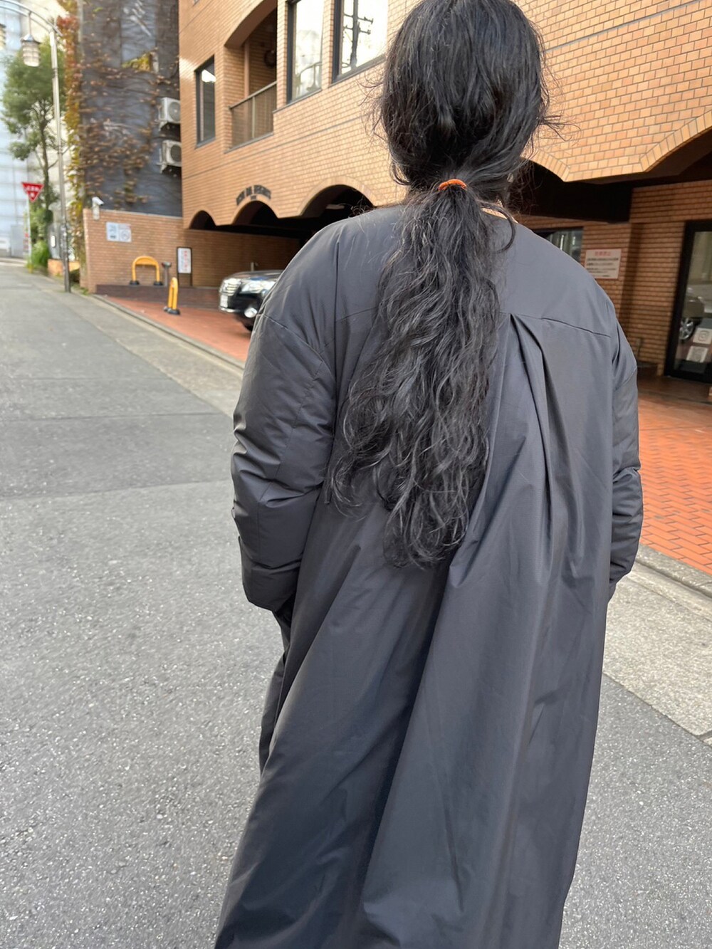 ブラック系のモカシン/デッキシューズ、ブラウン系のスウェット、ブラウン系のスウェットを着用したレディースの秋コーディネートの3枚目の写真