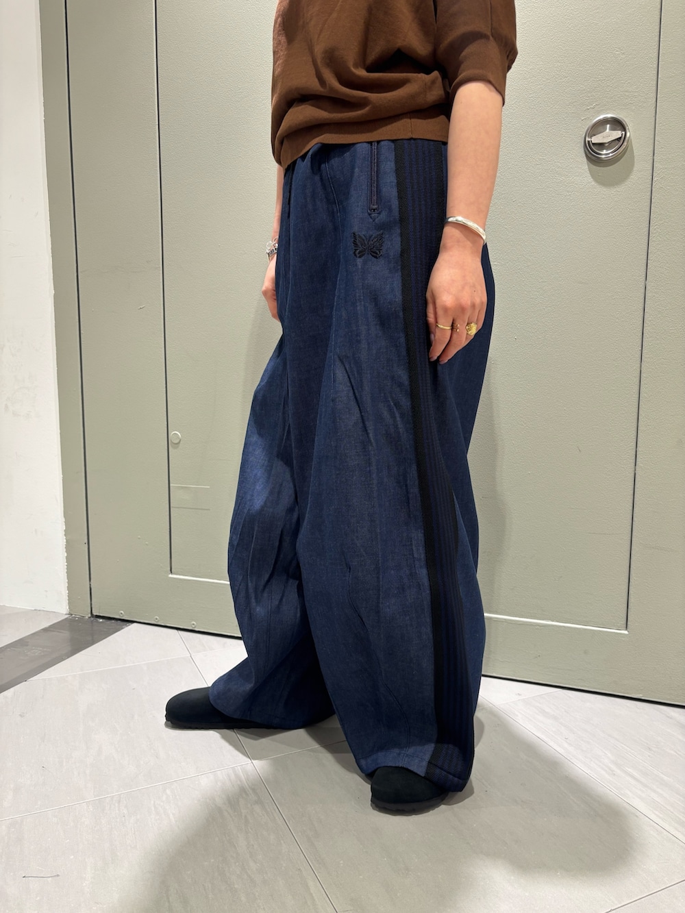 「デニム、パンツコーデ、30代コーデ、シンプルカジュアル、夏、ワイドデニム、サマーニット、ビルケンシュトック、ニードルズ、ヒザデルパンツ、ヒザデル」｜「BIRKENSTOCKのBIRKENSTOCK/ビルケンシュトック  Boston / ボストン　WOMEN'S（サンダル、ブラック系）」を使った、小林さん（レディース・155cm）の夏コーディネートの4枚目の写真