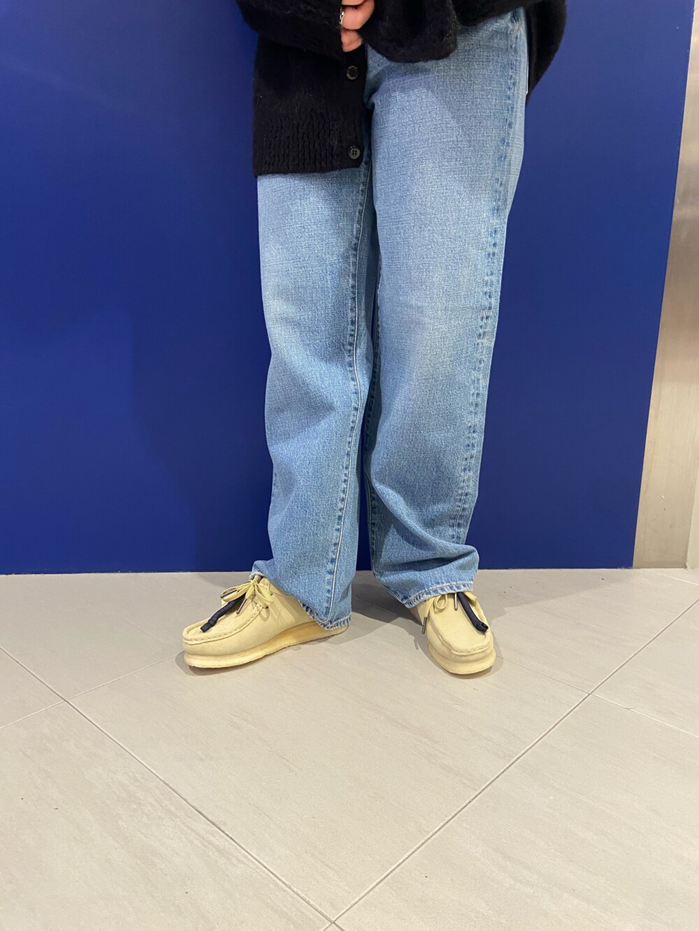 ブルー系のカーディガン/ボレロ、ブラック系のスウェット、ベージュ系のモカシン/デッキシューズを着用したレディースの冬コーディネートの3枚目の写真