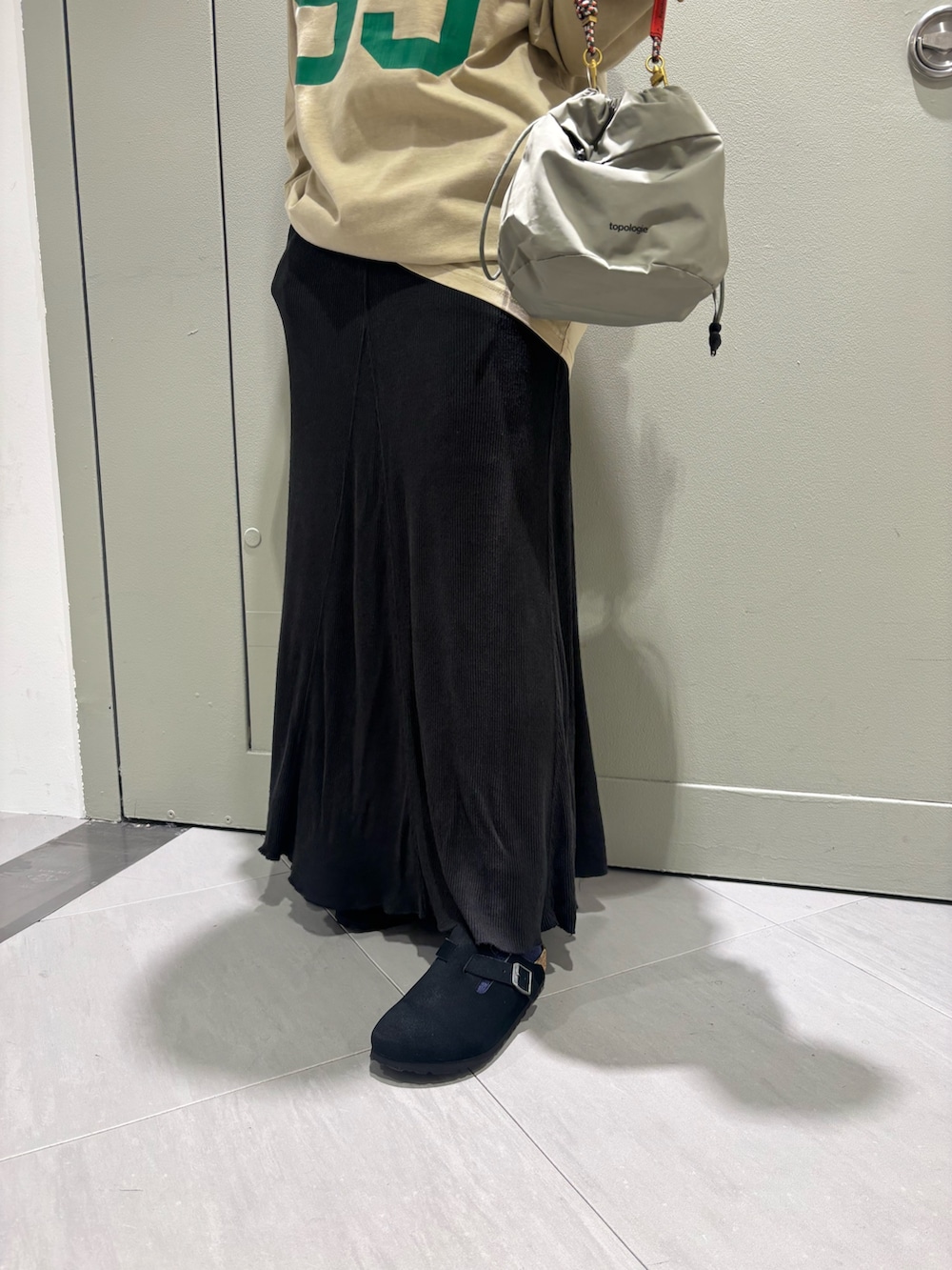 ブラック系のサンダル、ブラック系のヘッドフォン/イヤホンを着用したレディースの夏コーディネートの3枚目の写真