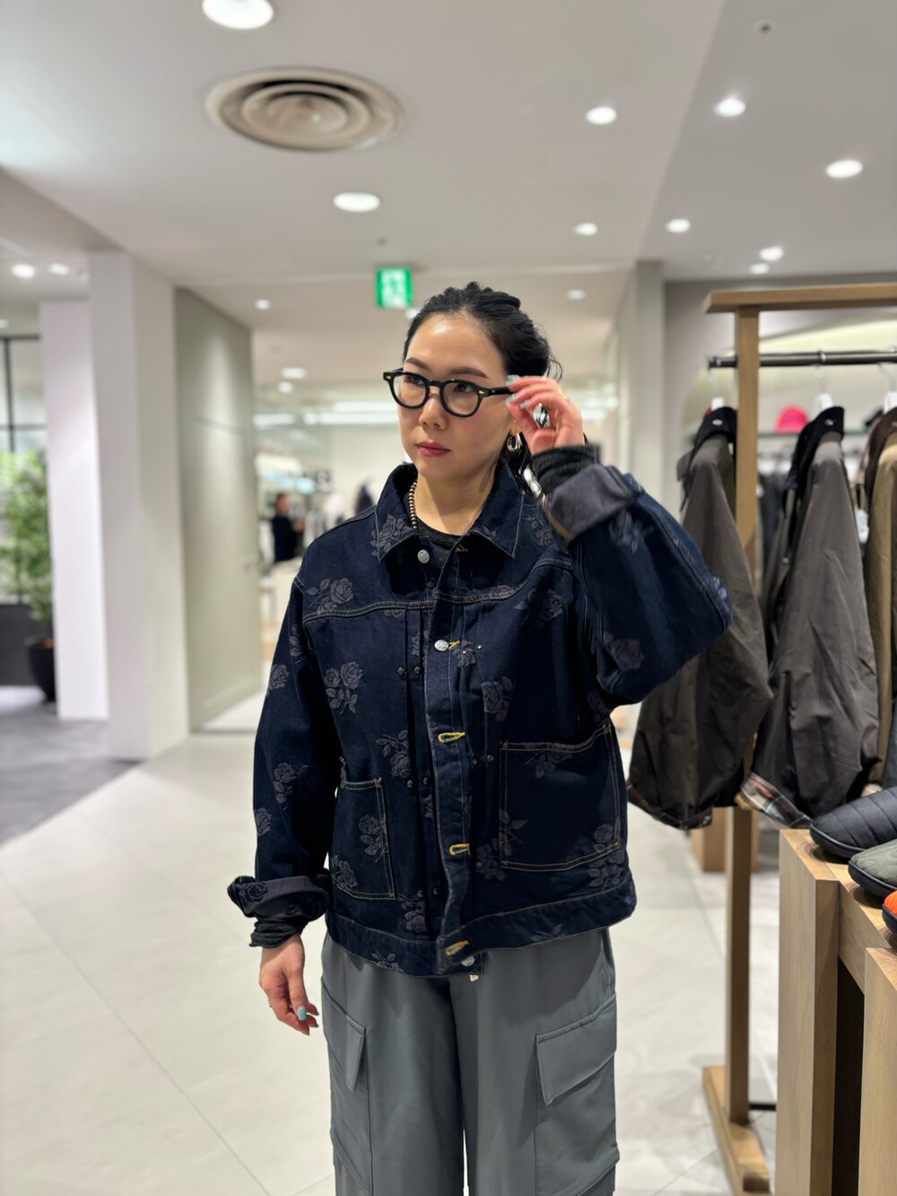 「BEAVER、カーゴパンツ、Gジャン、カジュアルコーデ、ニードルズ、秋コーデ、秋服コーデ、オトナ女子、BEAVER名古屋、アウターコーデ」｜「ClarksのCLARKS/クラークス WALLABEE GTX ワラビー　ゴアテックス（モカシン/デッキシューズ、ブラック系）」を使った、小林さん（レディース・155cm）の秋コーディネートの2枚目の写真