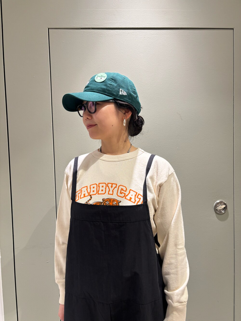 「スウェット、オーバーオール、BEAVER、ニューエラ、お出かけコーデ、春服、リラックススタイル、春コーデ、キャップ女子、ノースフェイストートバック」｜「HOKAのHOKA ONE ONE / ホカ オネオネ　Restore TC リストアーティーシー　ユニセックス（サンダル、ブラック系）」を使った、小林さん（レディース・155cm）の春コーディネートの2枚目の写真