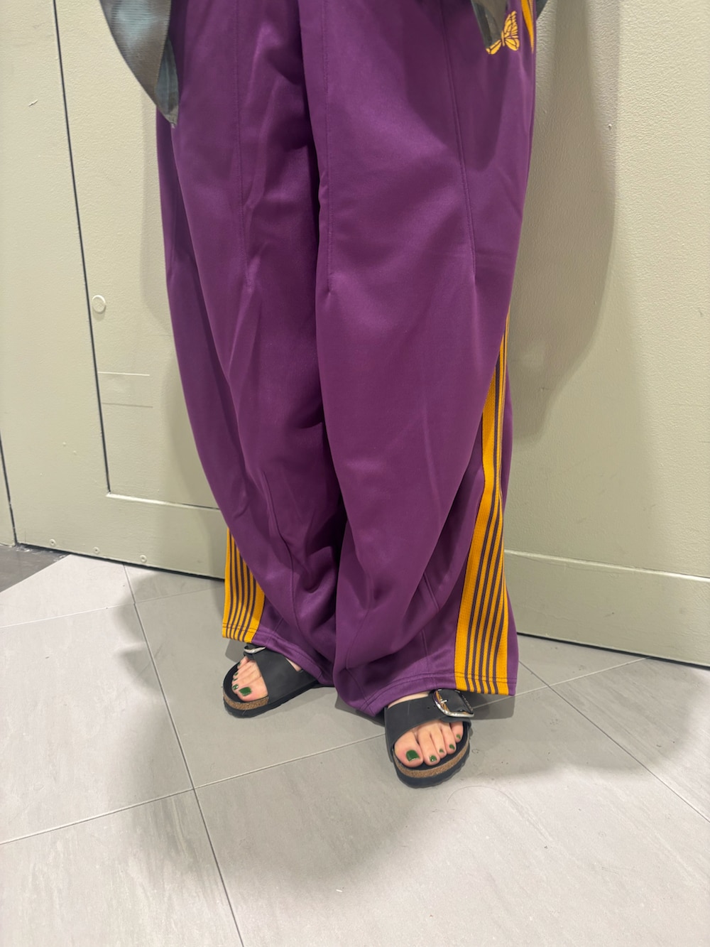 「アメカジ、BEAVER、ワイドパンツ、サンダル、トラックパンツ、プリントT、シャツスタイル、ゆるシルエット、BEAVER名古屋、HDパンツ」｜「FUNGのFUNG/ファング　BASIC TEE BROOKLYN　Ｔシャツ（Tシャツ/カットソー、ホワイト系）」を使った、小林さん（レディース・155cm）の春コーディネートの3枚目の写真