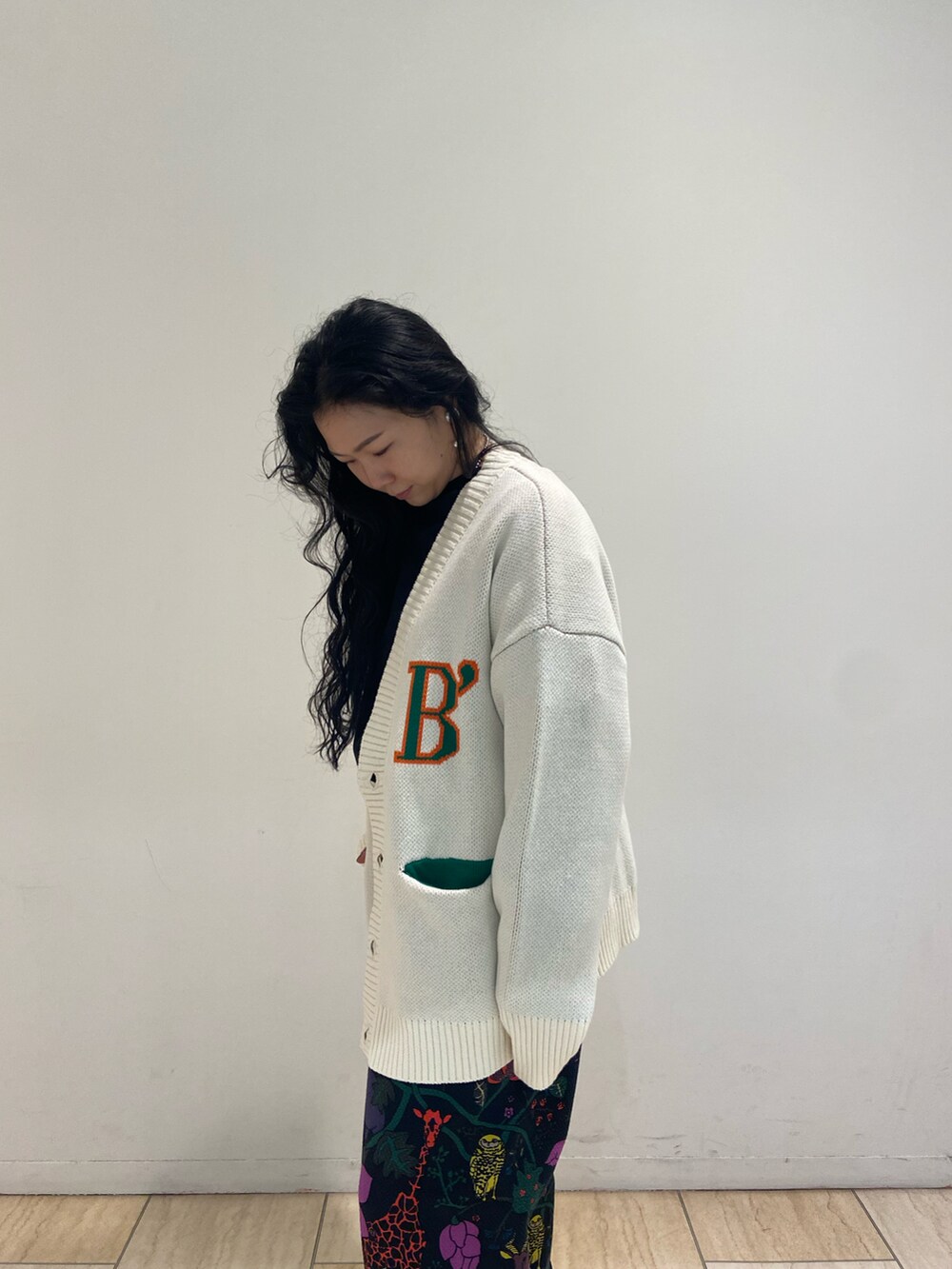 「カーディガン、柄パンツ、BEAVER、ボヘミアンズ、サイドゴアブーツ、カジュアルコーデ、無地T、秋コーデ、カーディガンコーデ、BEAVER名古屋」｜「CAMINANDOのCAMINANDO/カミナンド TREK SOLE SIDE GOA BOOTS トレックソールサイドゴアブーツ（ブーツ、ブラック系）」を使った、小林さん（レディース・155cm）の秋コーディネートの2枚目の写真