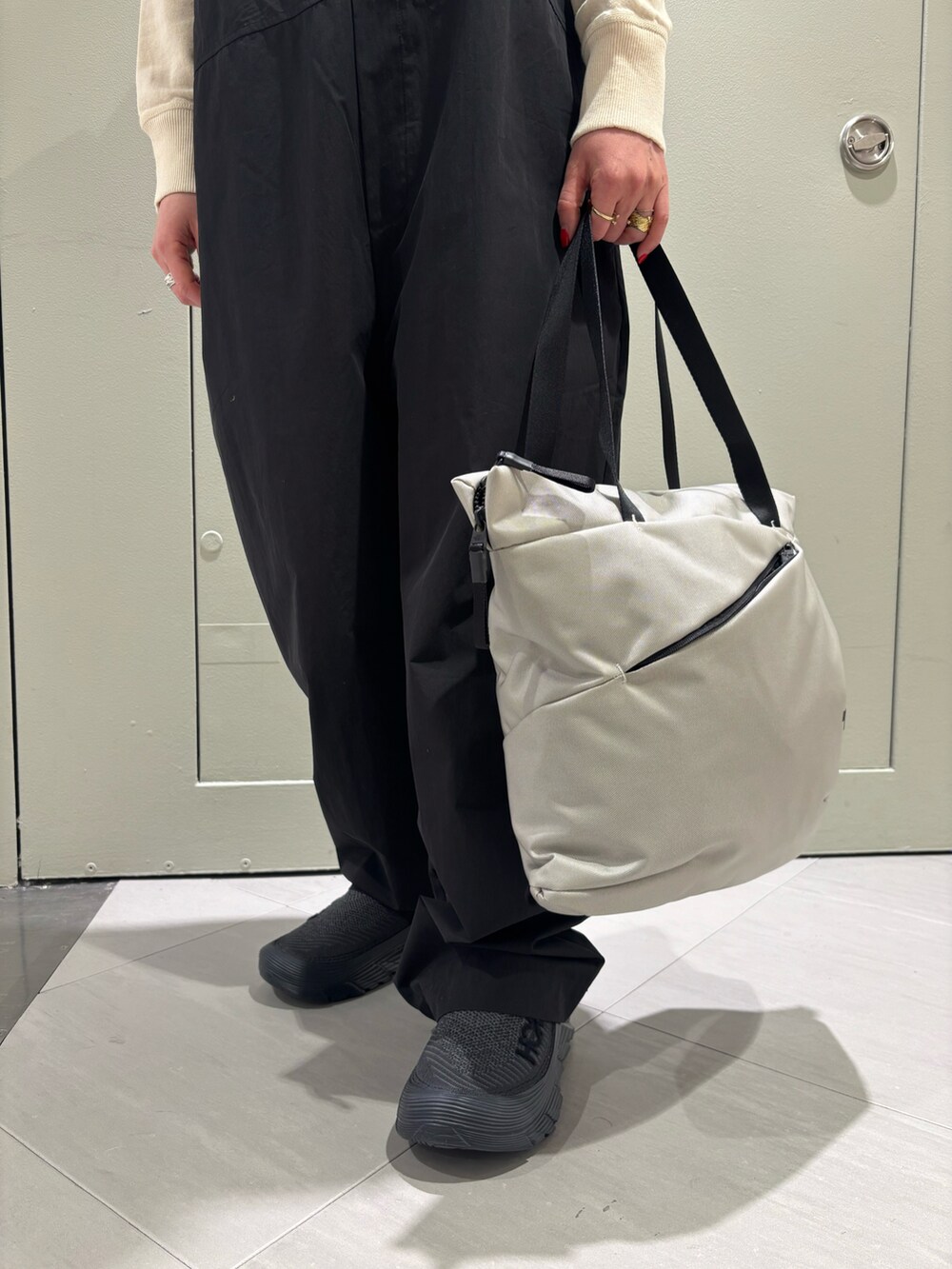 「スウェット、オーバーオール、BEAVER、ニューエラ、お出かけコーデ、春服、リラックススタイル、春コーデ、キャップ女子、ノースフェイストートバック」｜「HOKAのHOKA ONE ONE / ホカ オネオネ　Restore TC リストアーティーシー　ユニセックス（サンダル、ブラック系）」を使った、小林さん（レディース・155cm）の春コーディネートの3枚目の写真