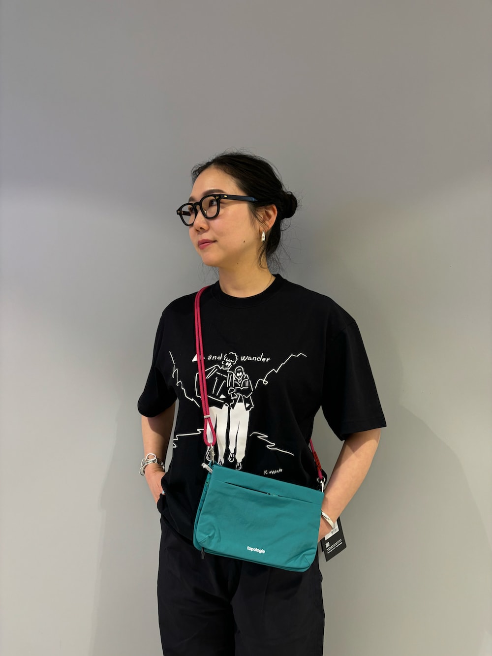 「BEAVER、グラミチ、パンツスタイル、オトナカジュアル、Tシャツコーデ、グラミチ別注、シャカパン、初夏コーデ、ウーフォス、トポロジー」｜「BEAVERのGRAMICCI/グラミチ 別注GRAMICCI RELAX PANTS別注リラックスパンツ（パンツ、ブラック系）」を使った、小林さん（レディース・155cm）の春コーディネートの2枚目の写真