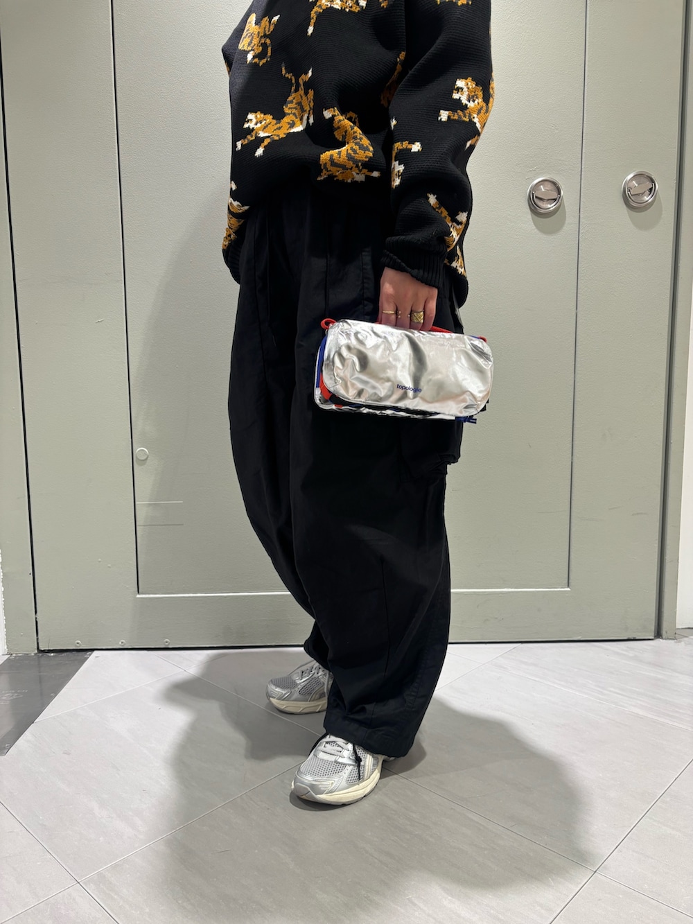 ブラック系のニット/セーター、ブラック系のヘッドフォン/イヤホンを着用したレディースの秋コーディネートの3枚目の写真